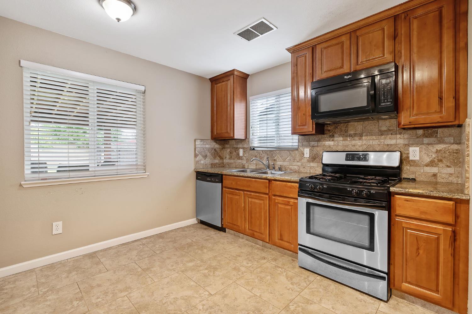 1035 Michelle Ct, Hanford, CA 93230