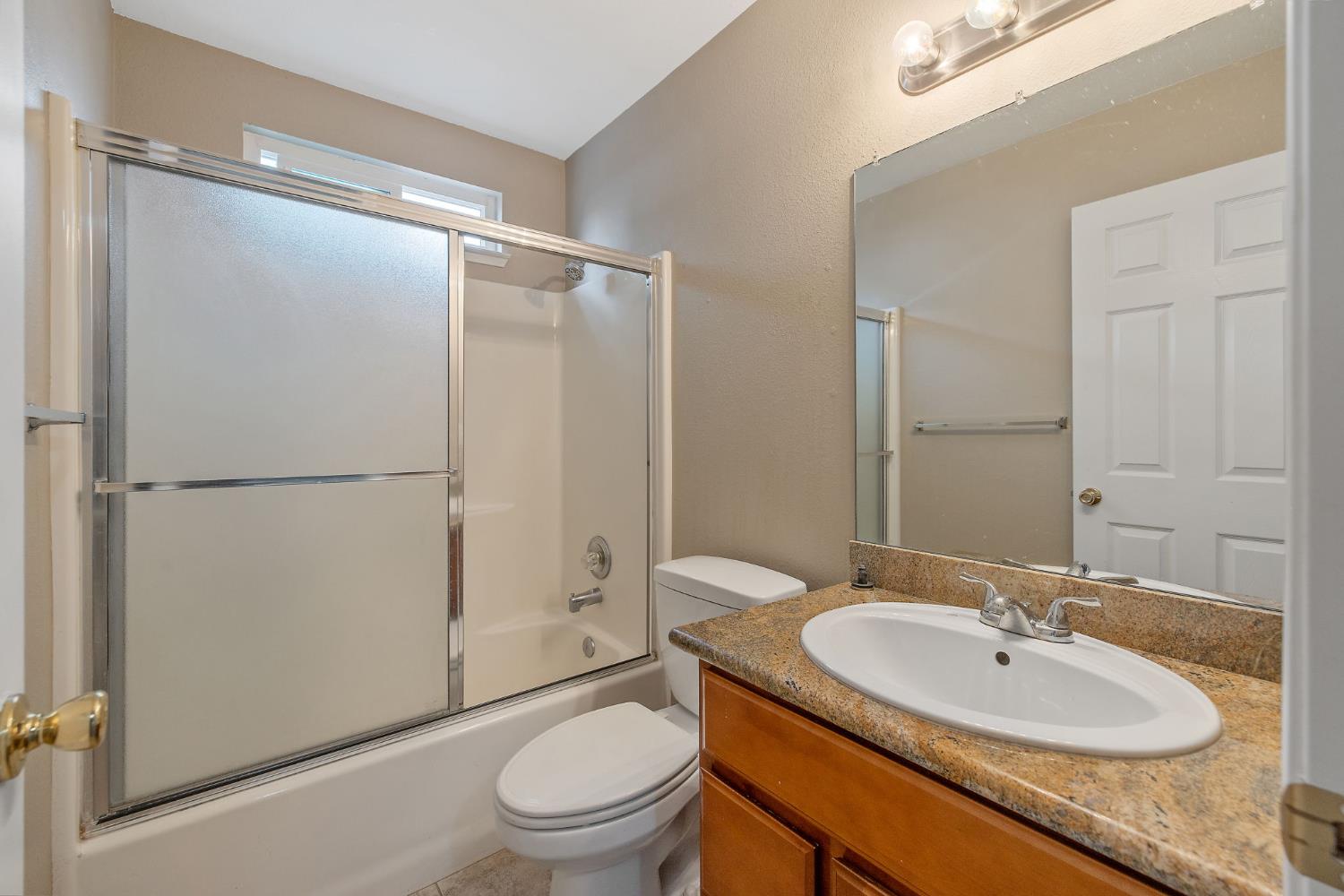 1035 Michelle Ct, Hanford, CA 93230