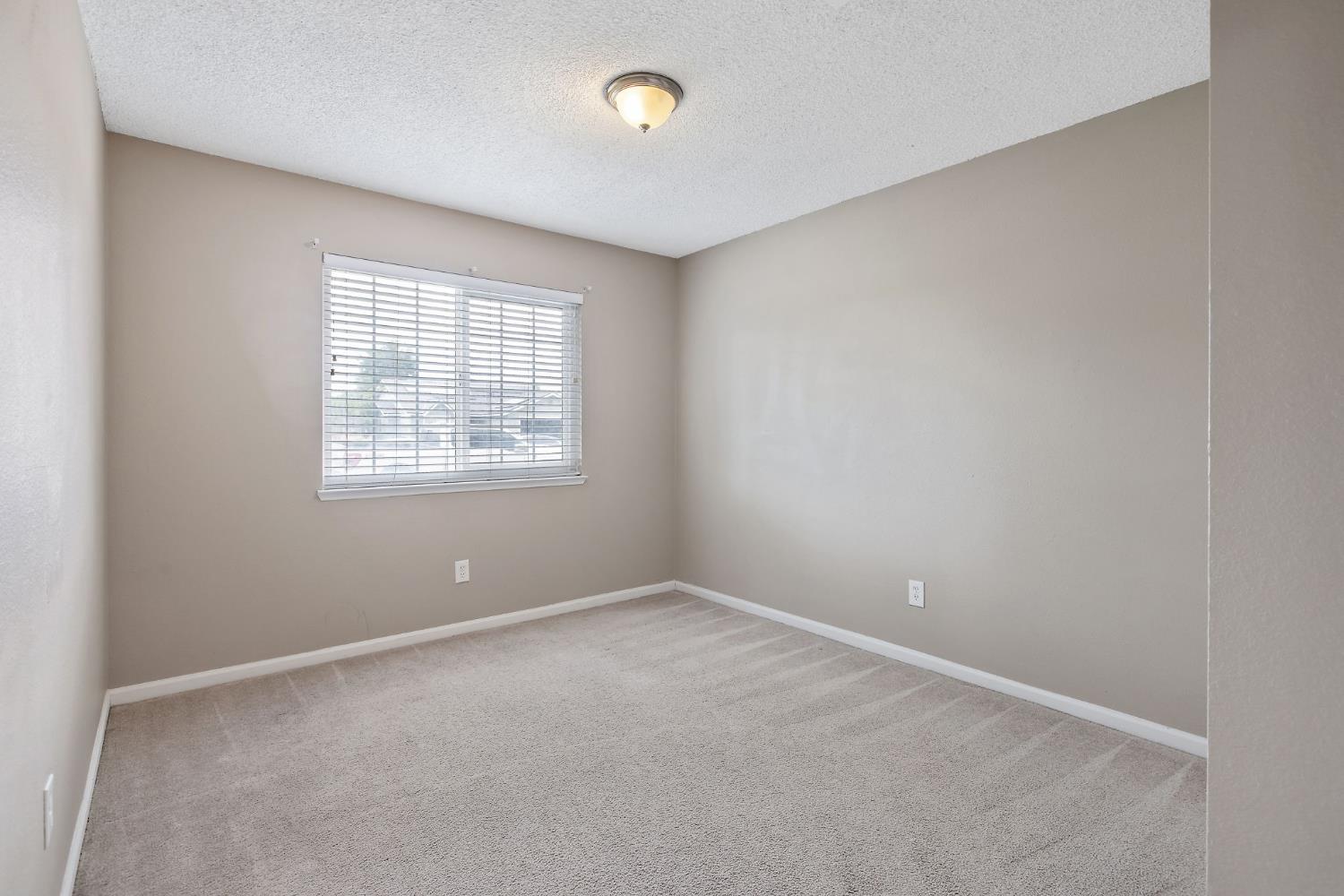 1035 Michelle Ct, Hanford, CA 93230