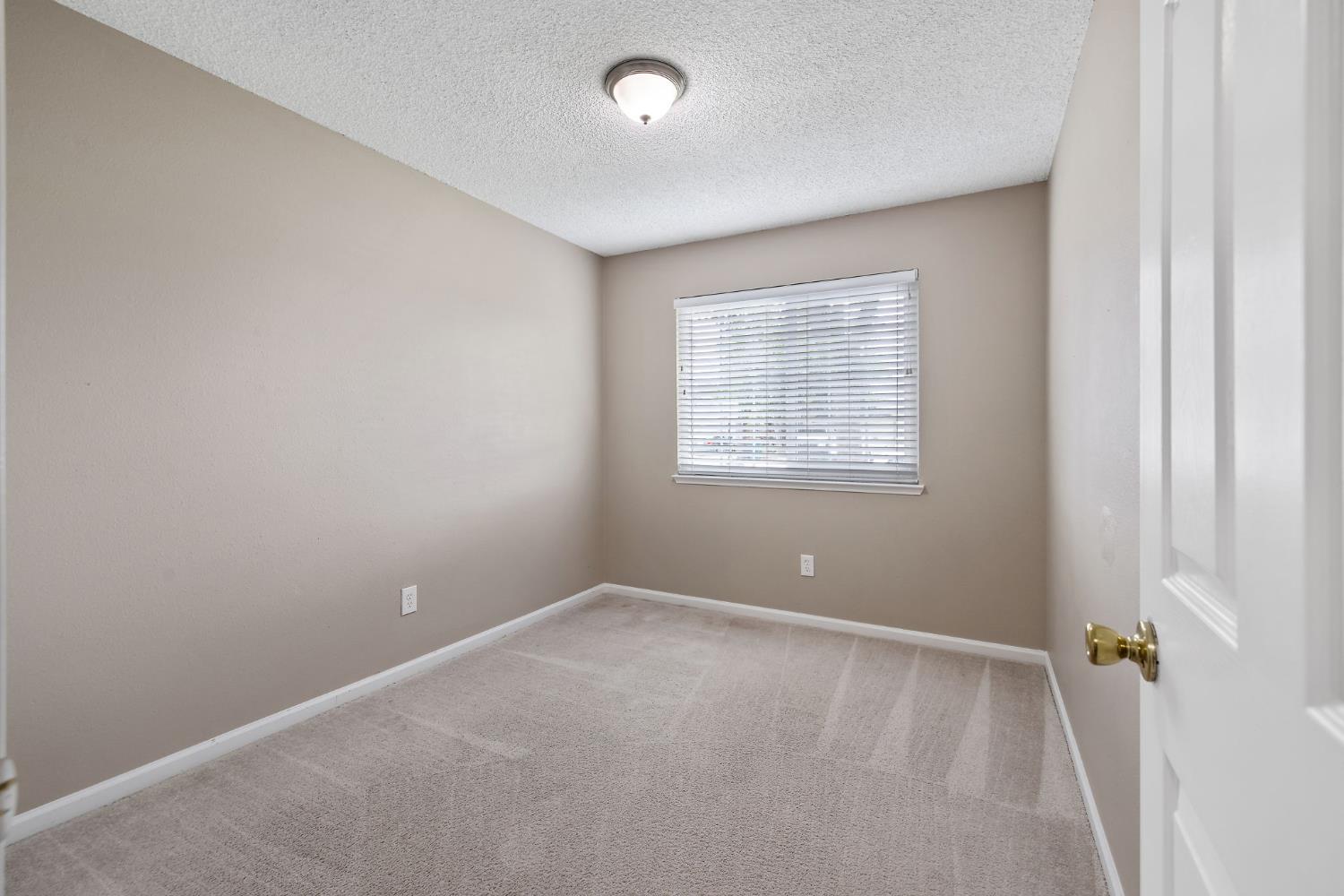 1035 Michelle Ct, Hanford, CA 93230