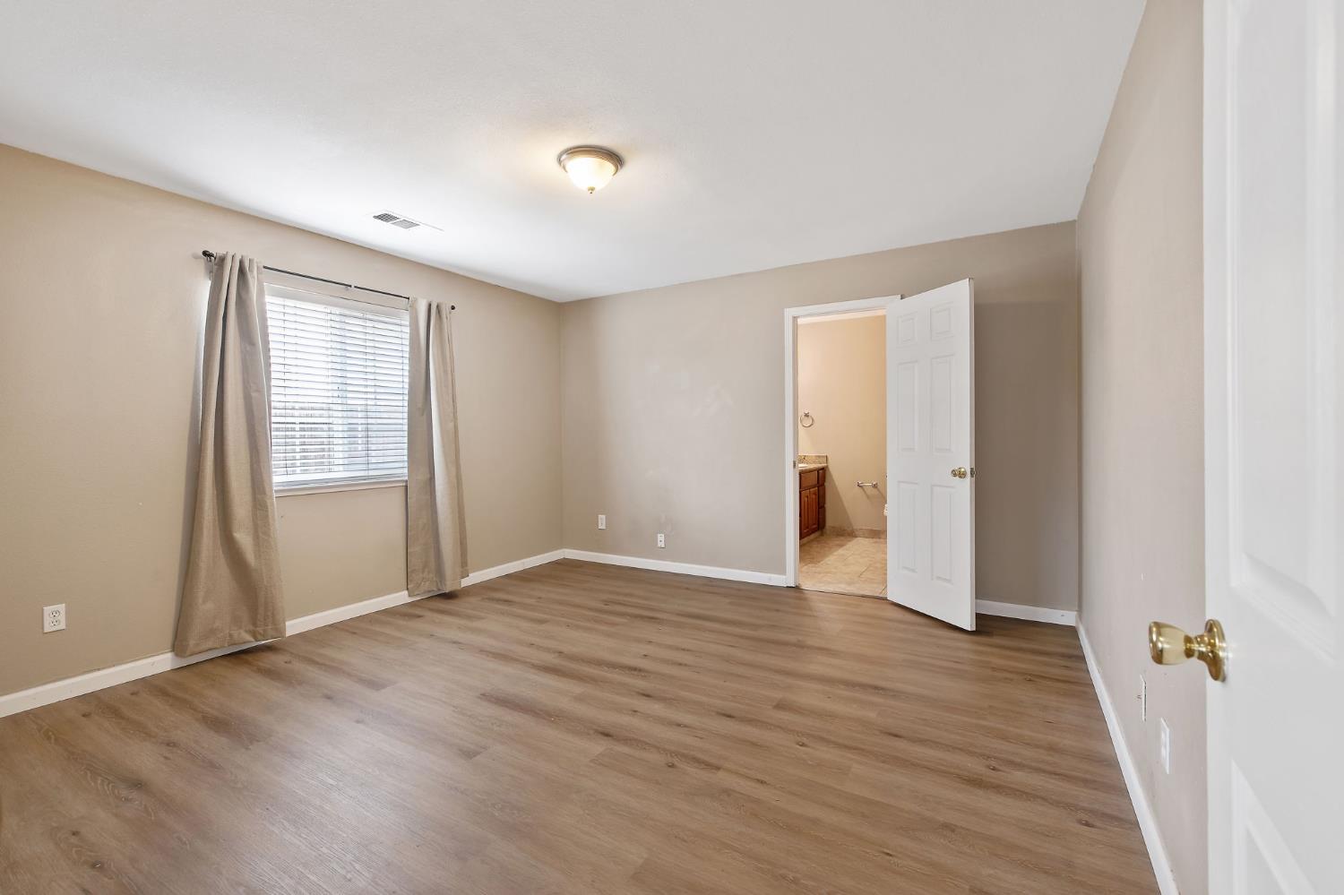 1035 Michelle Ct, Hanford, CA 93230