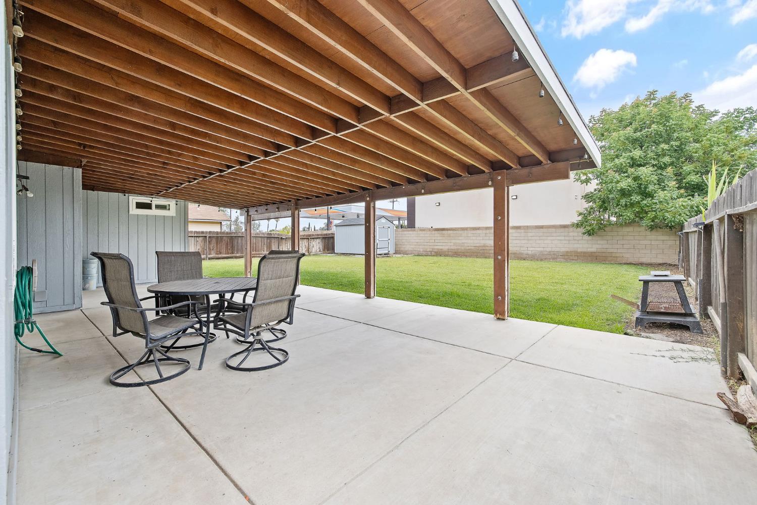 1035 Michelle Ct, Hanford, CA 93230