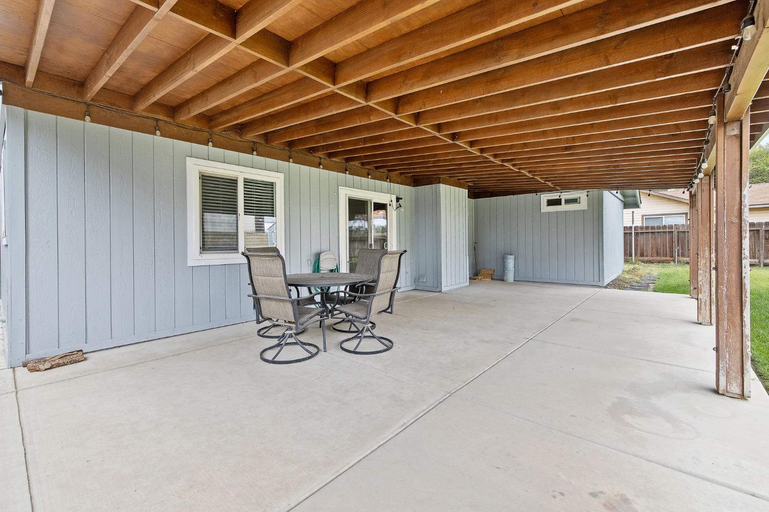 1035 Michelle Ct, Hanford, CA 93230