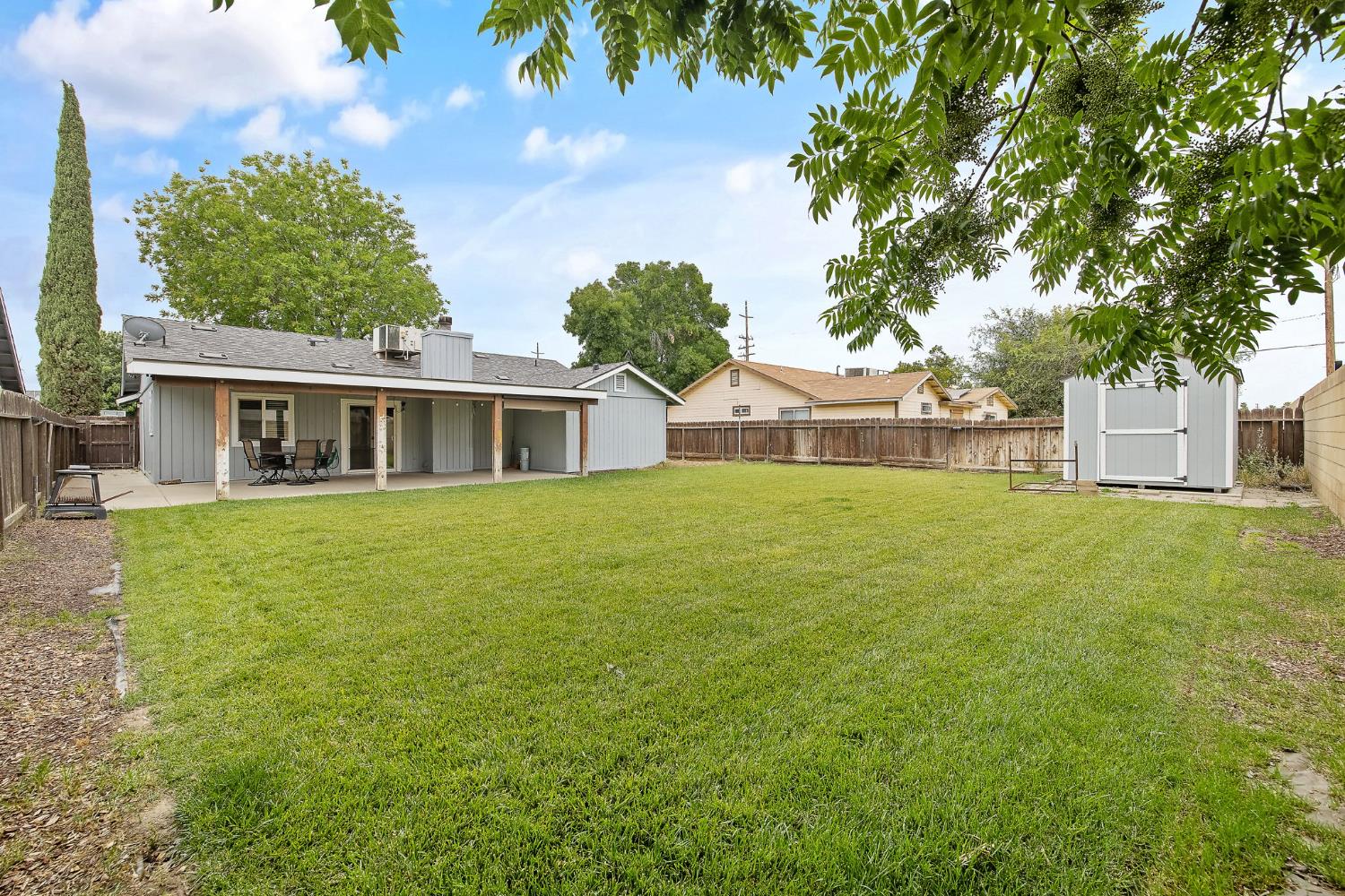 1035 Michelle Ct, Hanford, CA 93230