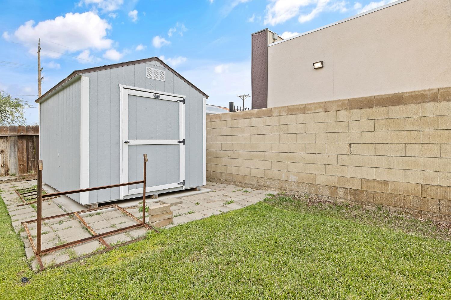 1035 Michelle Ct, Hanford, CA 93230