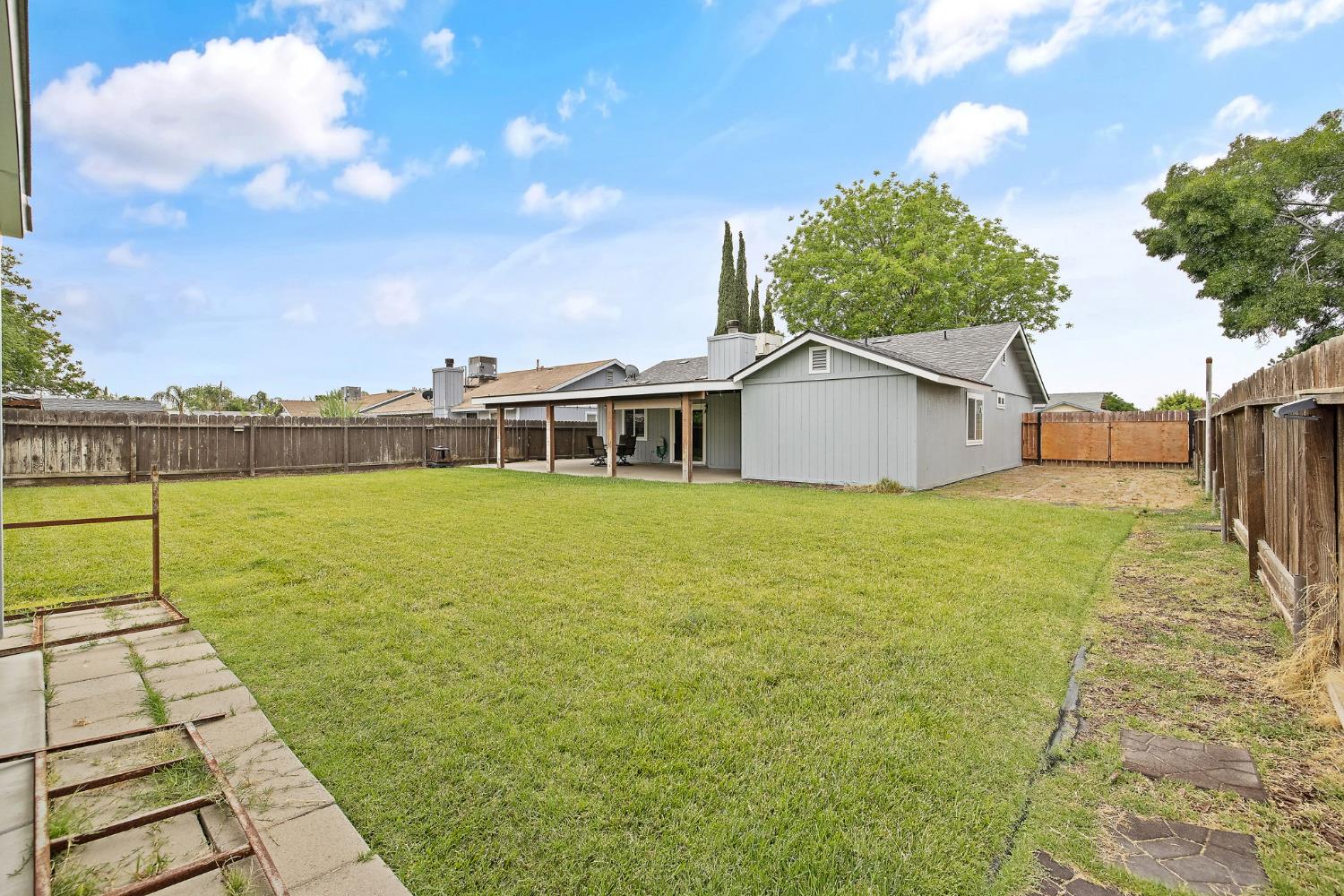 1035 Michelle Ct, Hanford, CA 93230