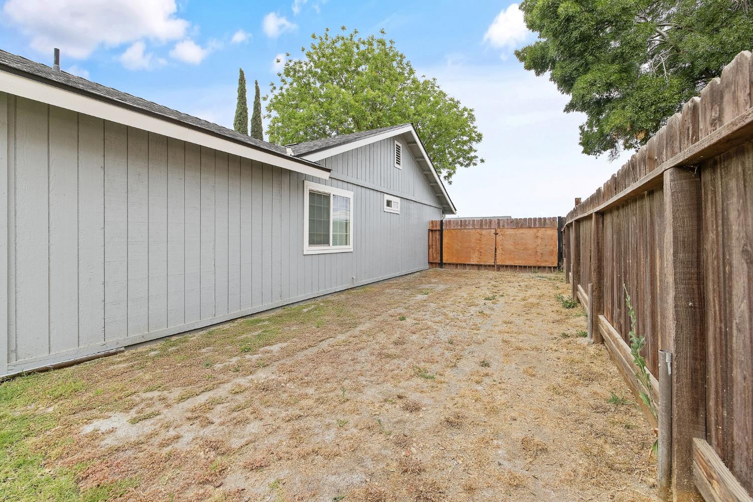 1035 Michelle Ct, Hanford, CA 93230
