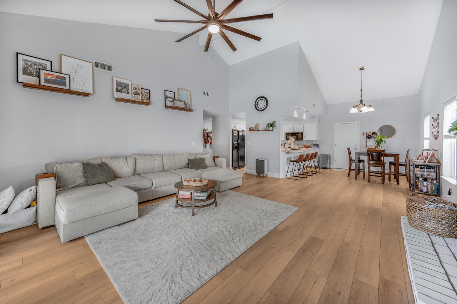 612 W El Paso Ave, Clovis, CA 93611