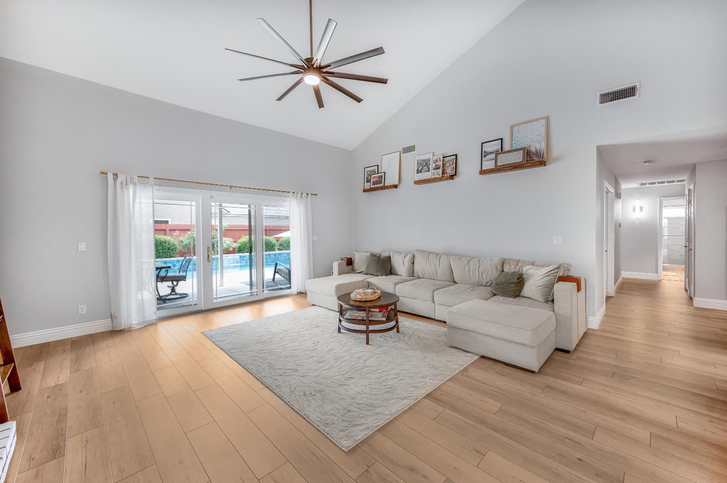 612 W El Paso Ave, Clovis, CA 93611