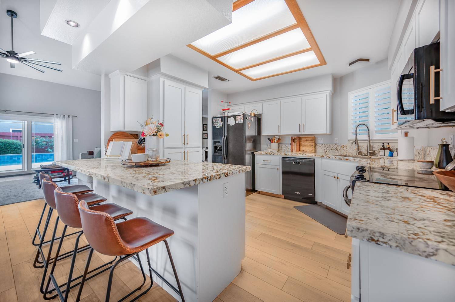 612 W El Paso Ave, Clovis, CA 93611