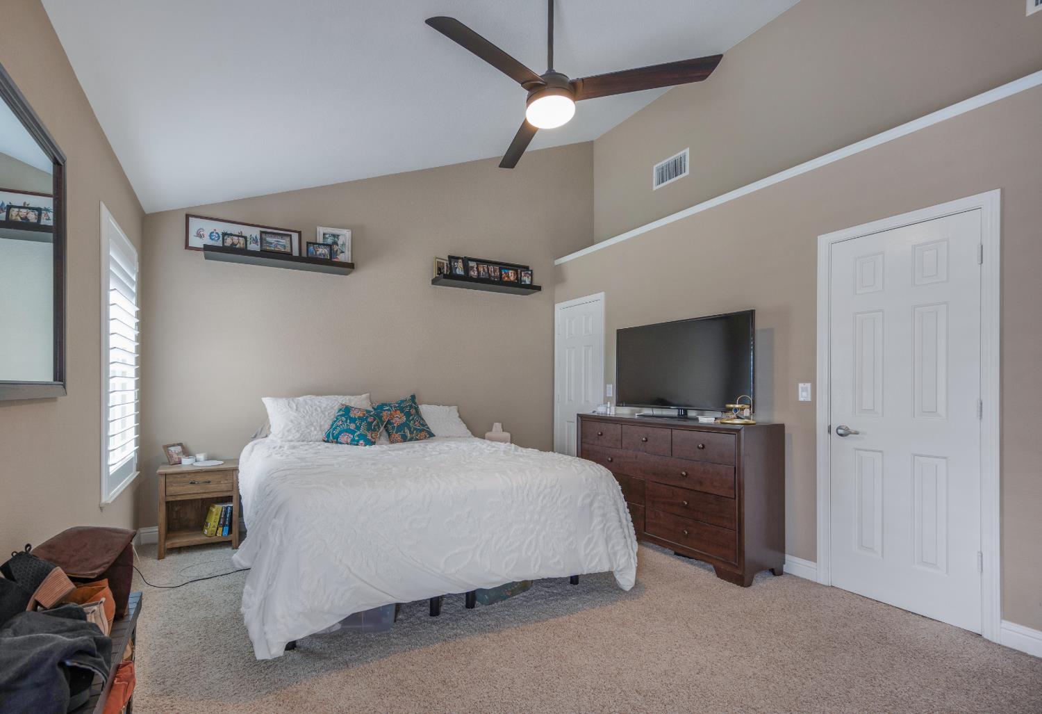 612 W El Paso Ave, Clovis, CA 93611