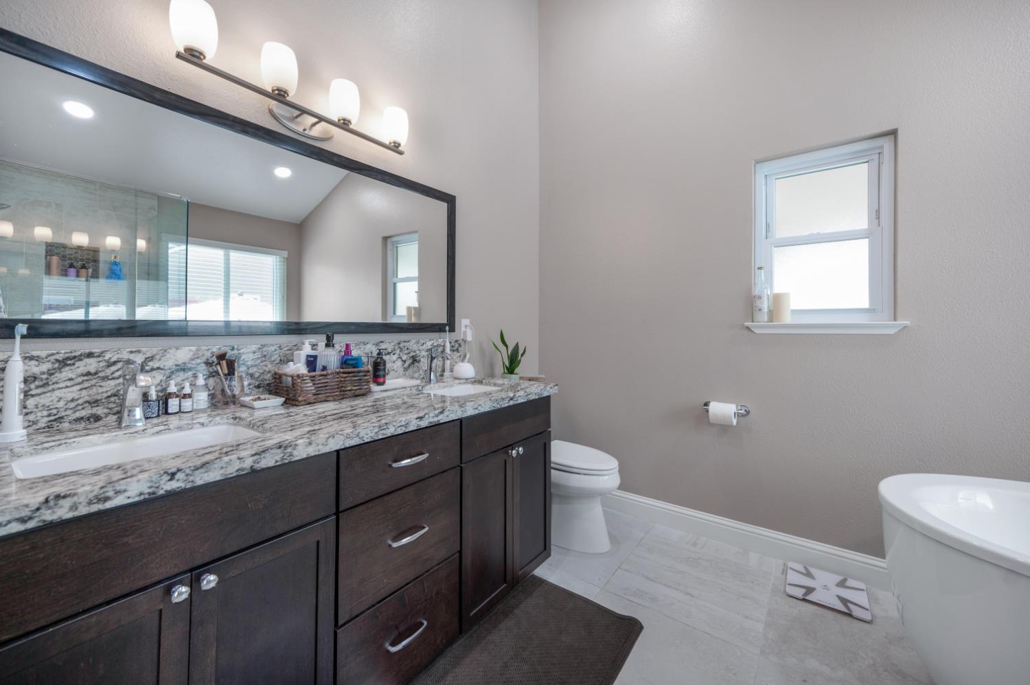 612 W El Paso Ave, Clovis, CA 93611