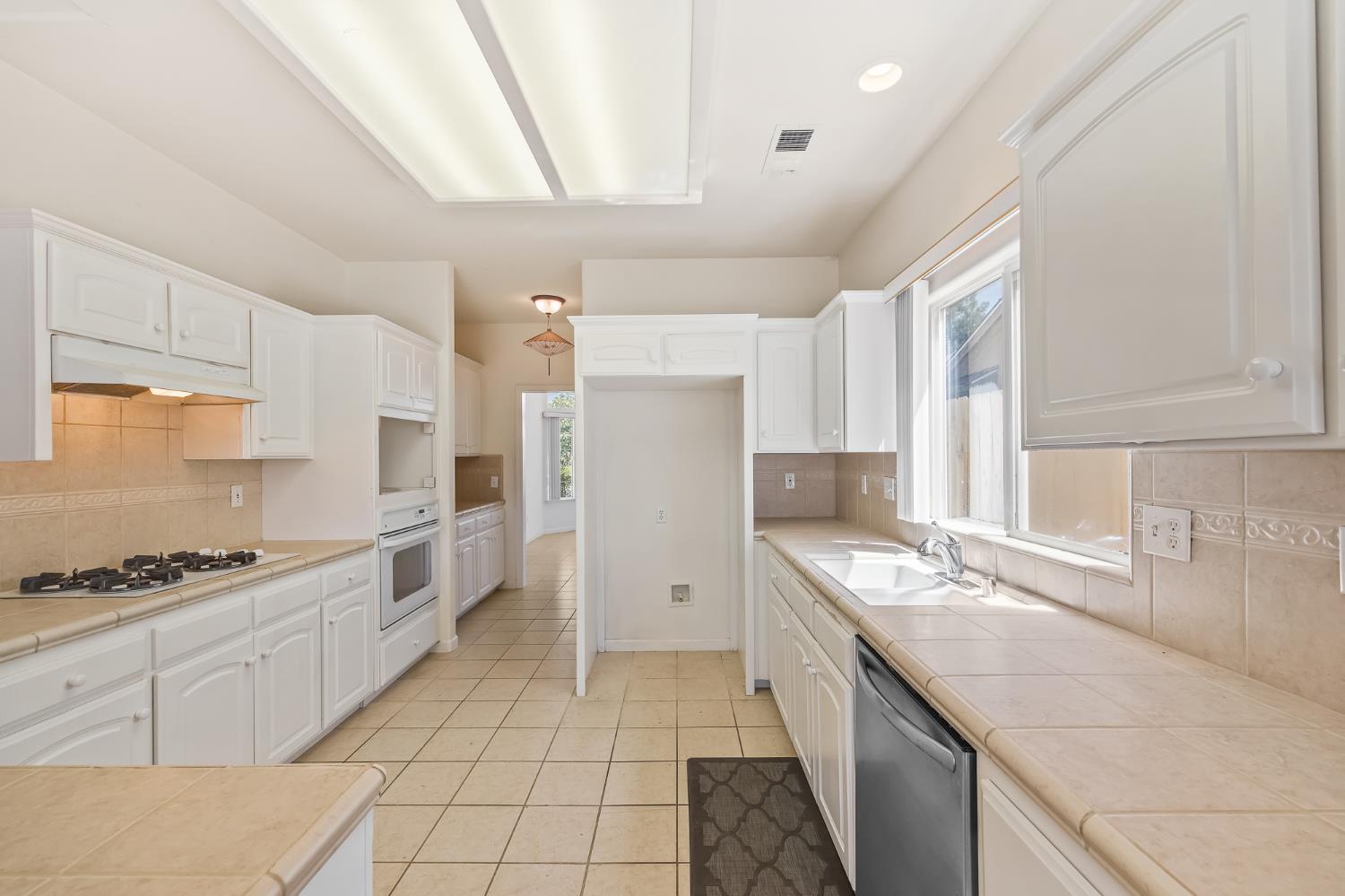 2390 Silverbrooke St, Kingsburg, CA 93631
