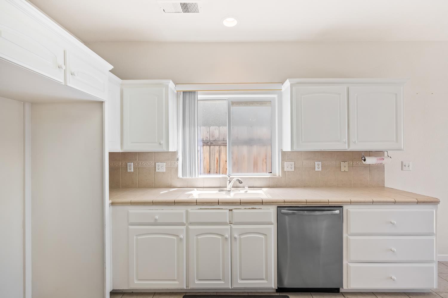 2390 Silverbrooke St, Kingsburg, CA 93631