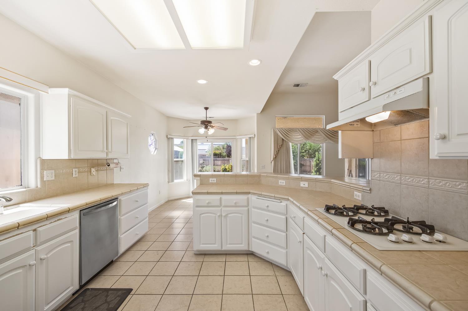 2390 Silverbrooke St, Kingsburg, CA 93631