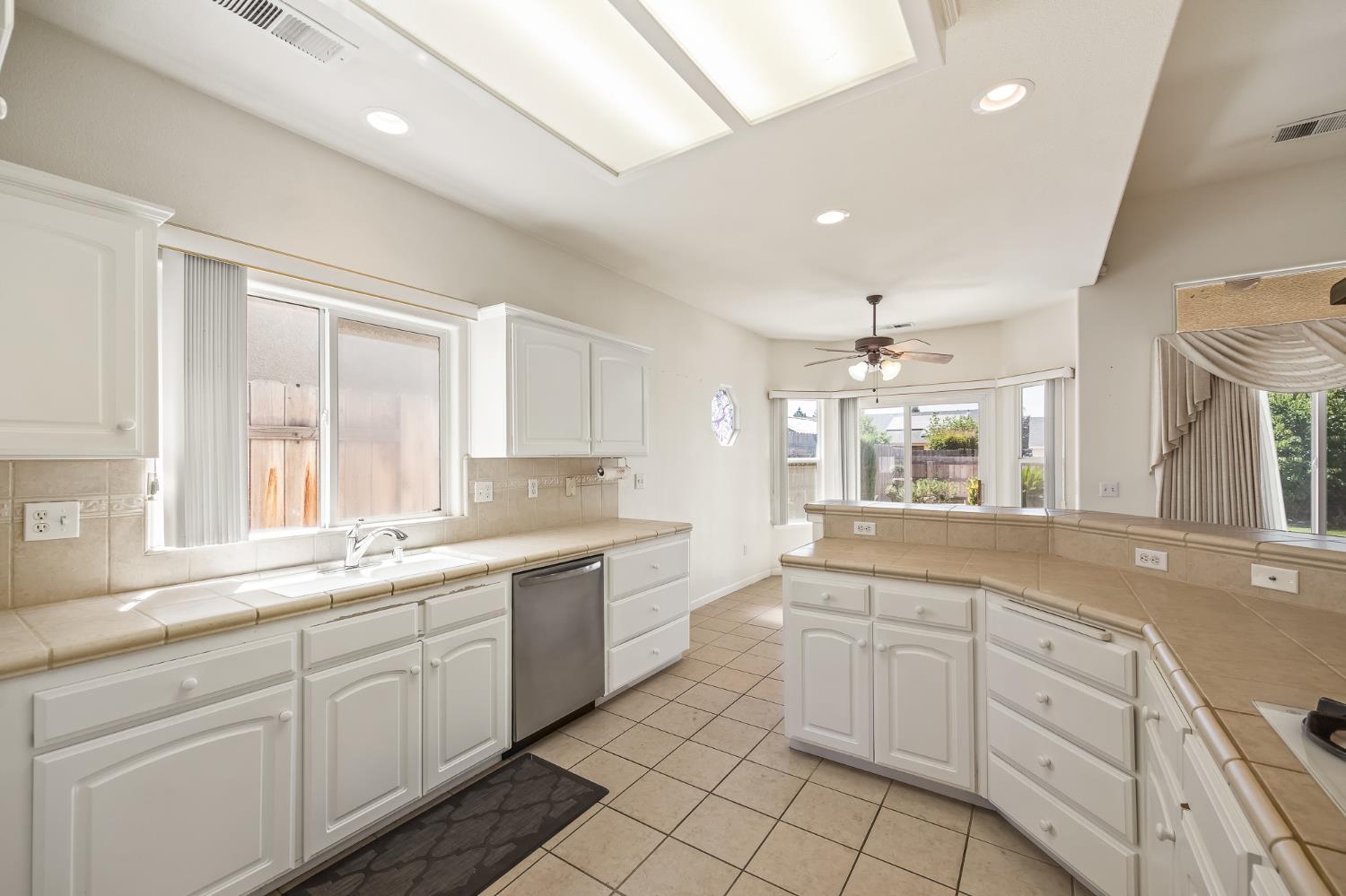 2390 Silverbrooke St, Kingsburg, CA 93631