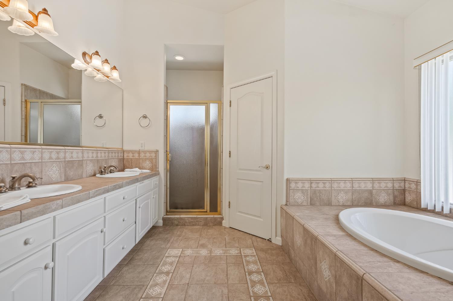 2390 Silverbrooke St, Kingsburg, CA 93631