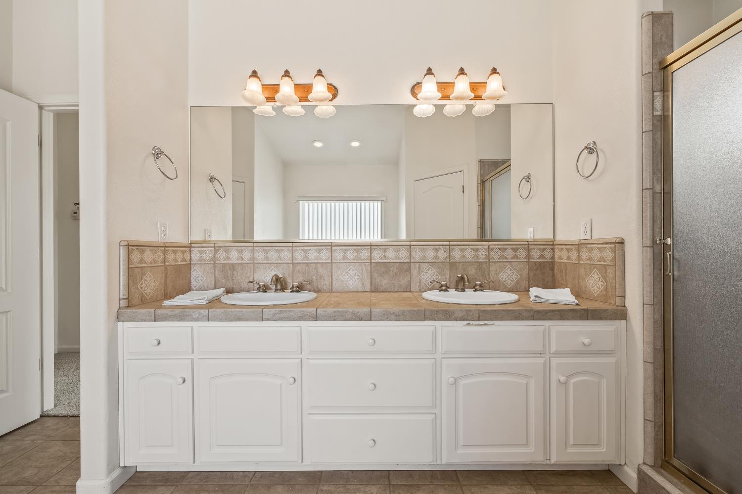 2390 Silverbrooke St, Kingsburg, CA 93631