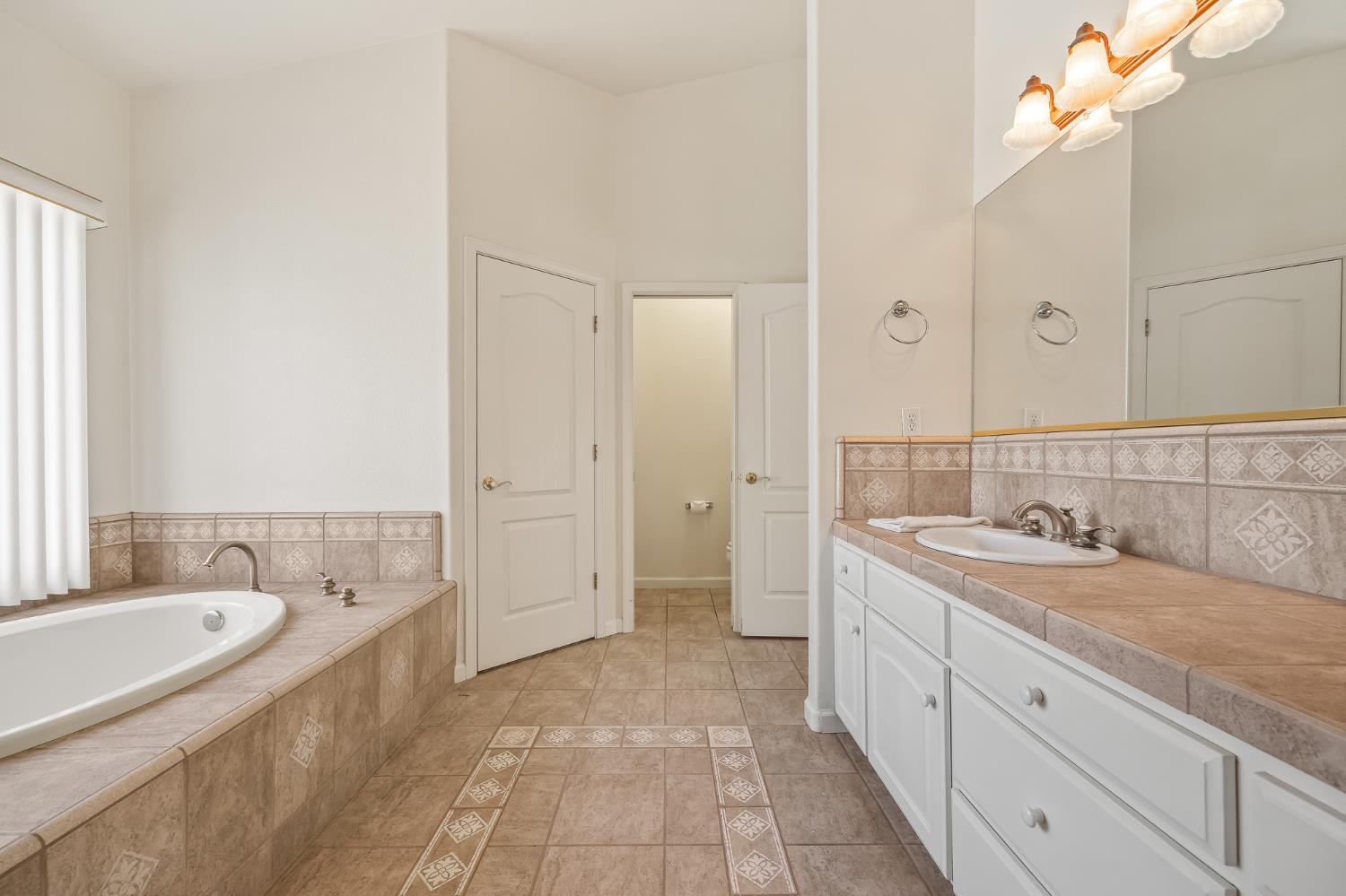 2390 Silverbrooke St, Kingsburg, CA 93631