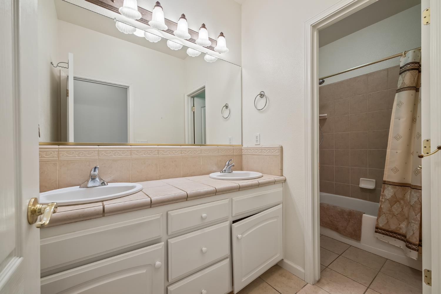 2390 Silverbrooke St, Kingsburg, CA 93631