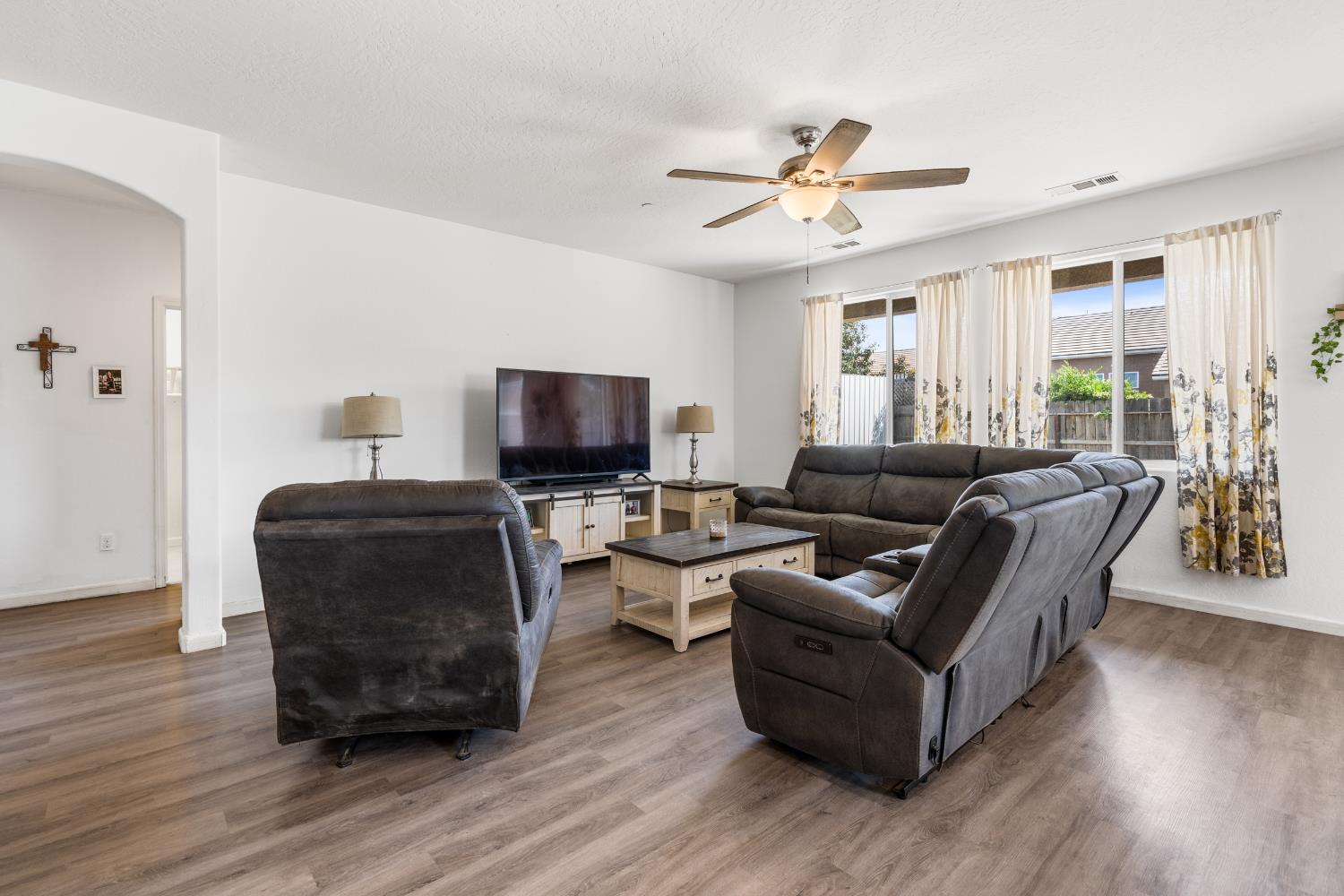 6503 W Perez Ave, Visalia, CA 93291