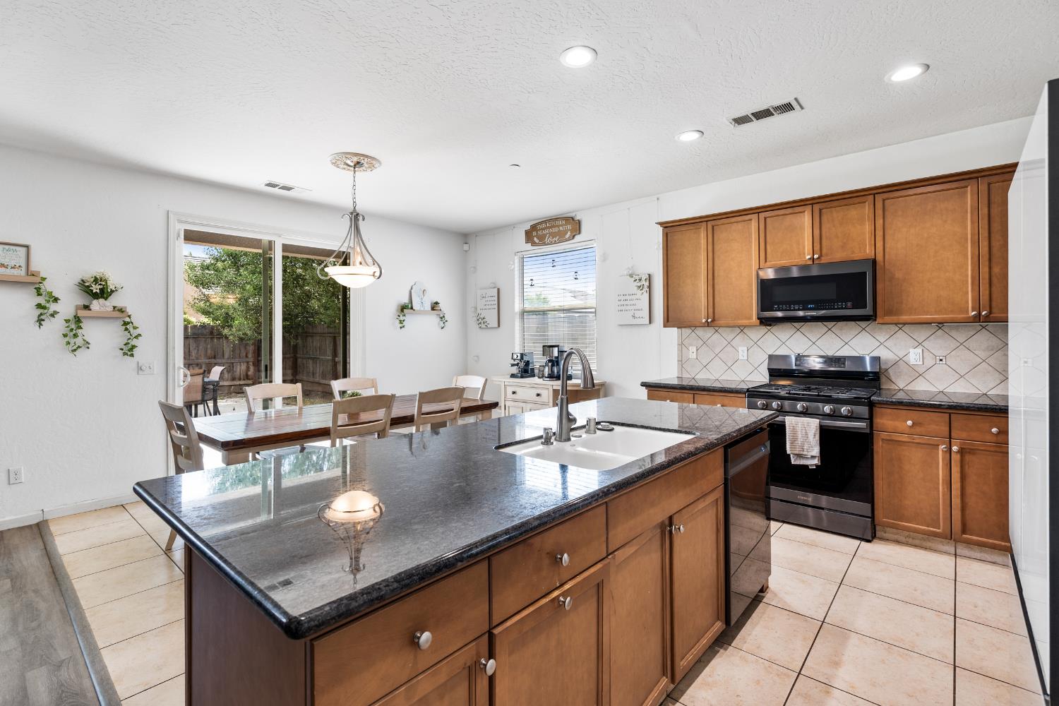 6503 W Perez Ave, Visalia, CA 93291
