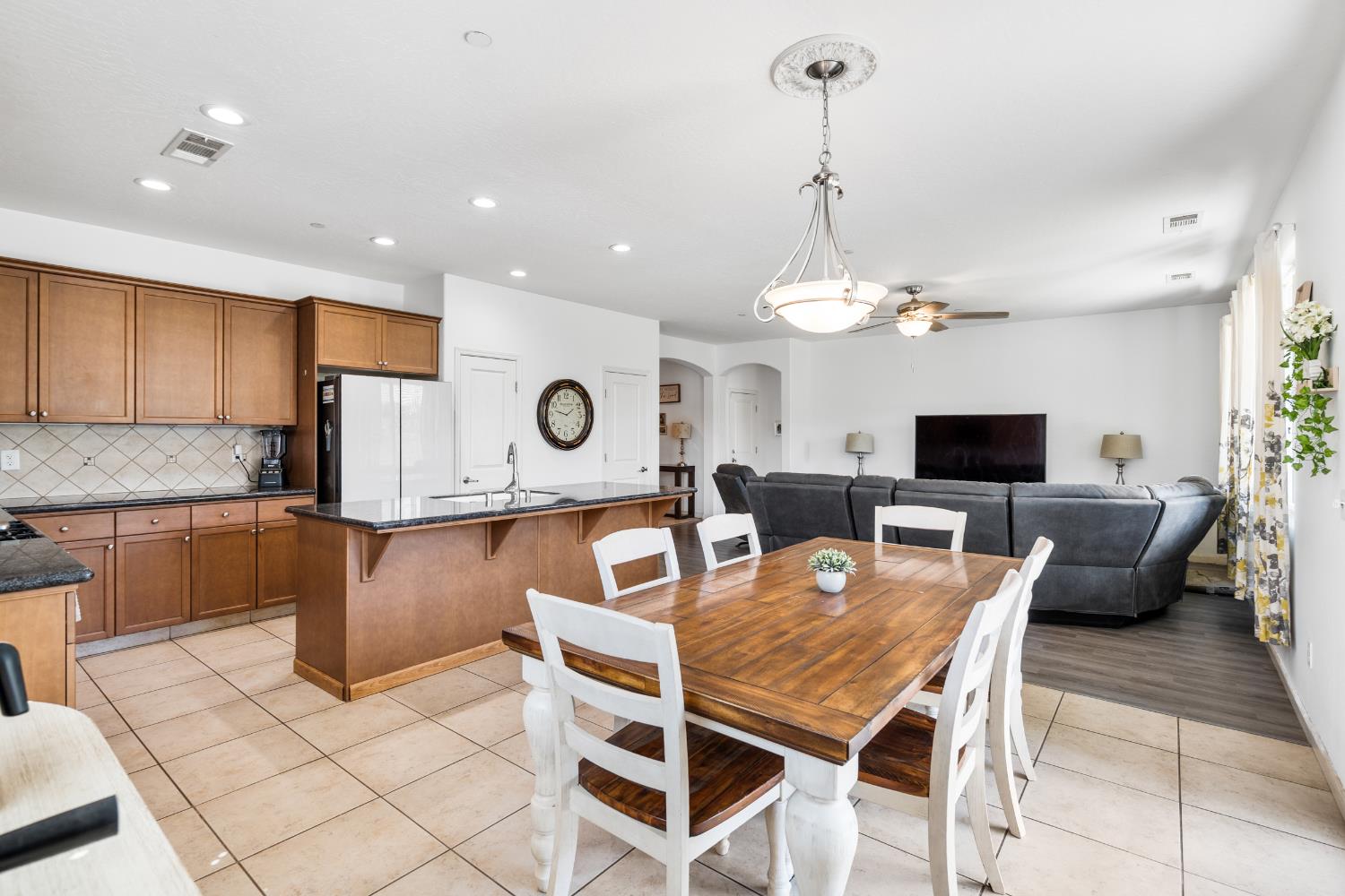 6503 W Perez Ave, Visalia, CA 93291