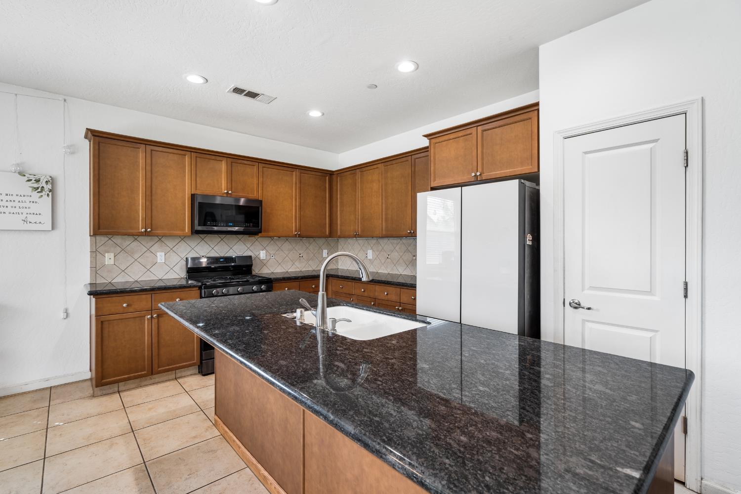 6503 W Perez Ave, Visalia, CA 93291