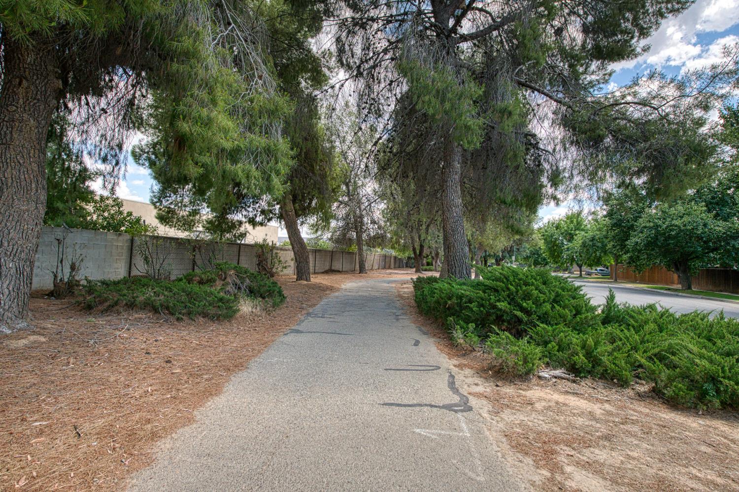 1110 W Bedford Ave, Fresno, CA 93711
