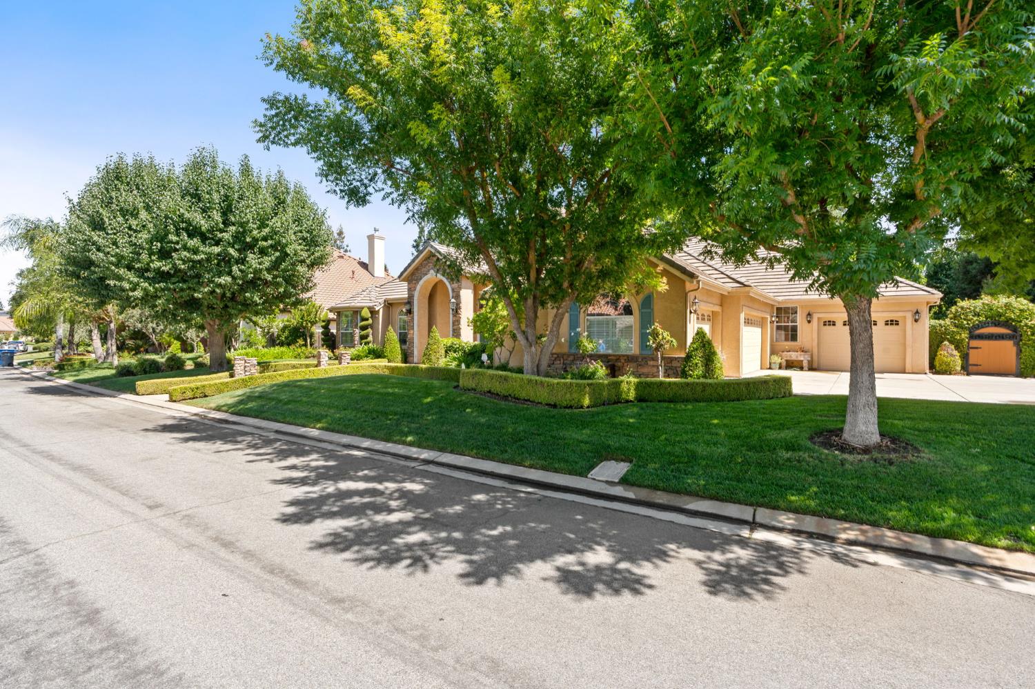10532 N Medinah Cir, Fresno, CA 93730