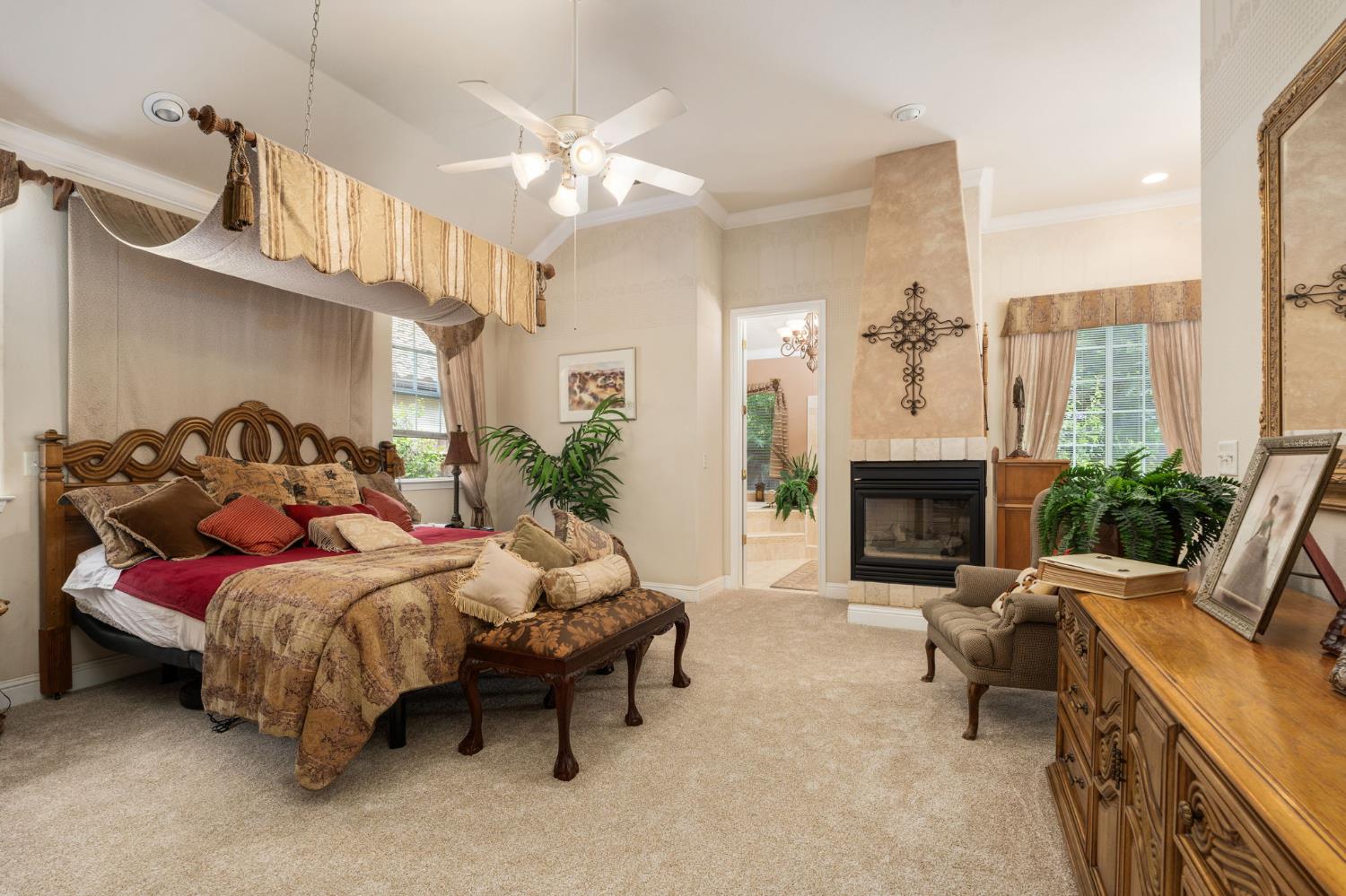 10532 N Medinah Cir, Fresno, CA 93730