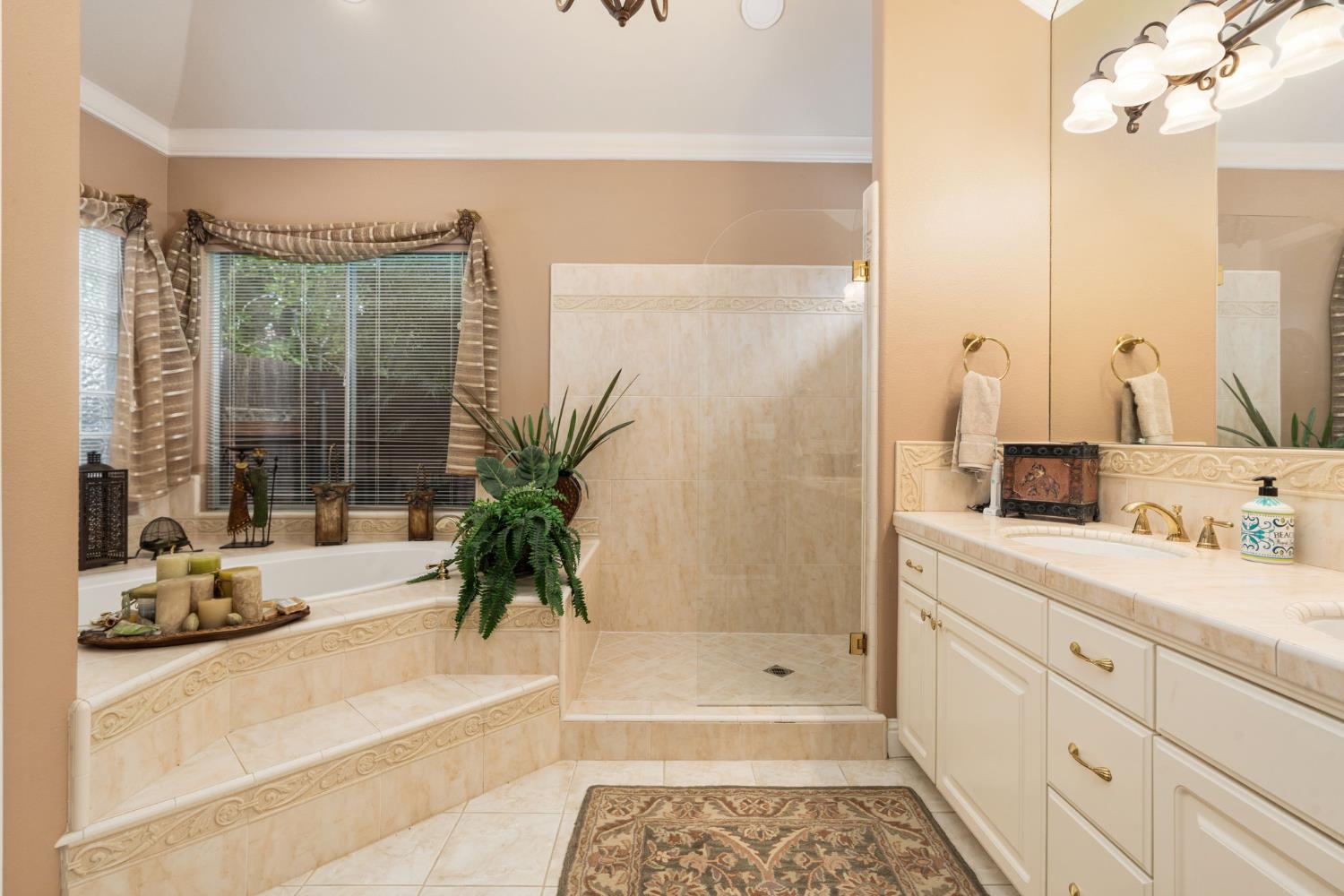 10532 N Medinah Cir, Fresno, CA 93730
