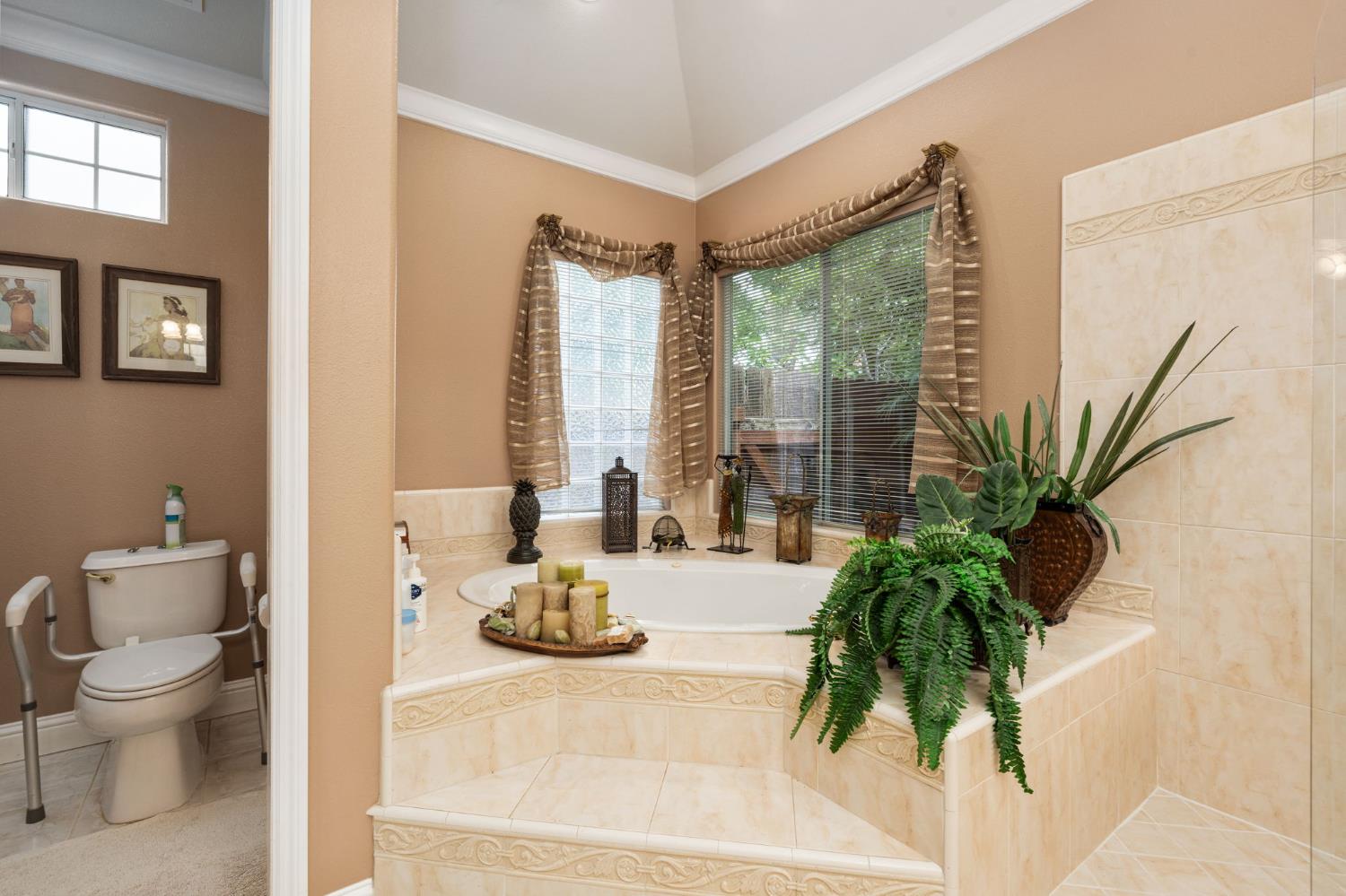10532 N Medinah Cir, Fresno, CA 93730