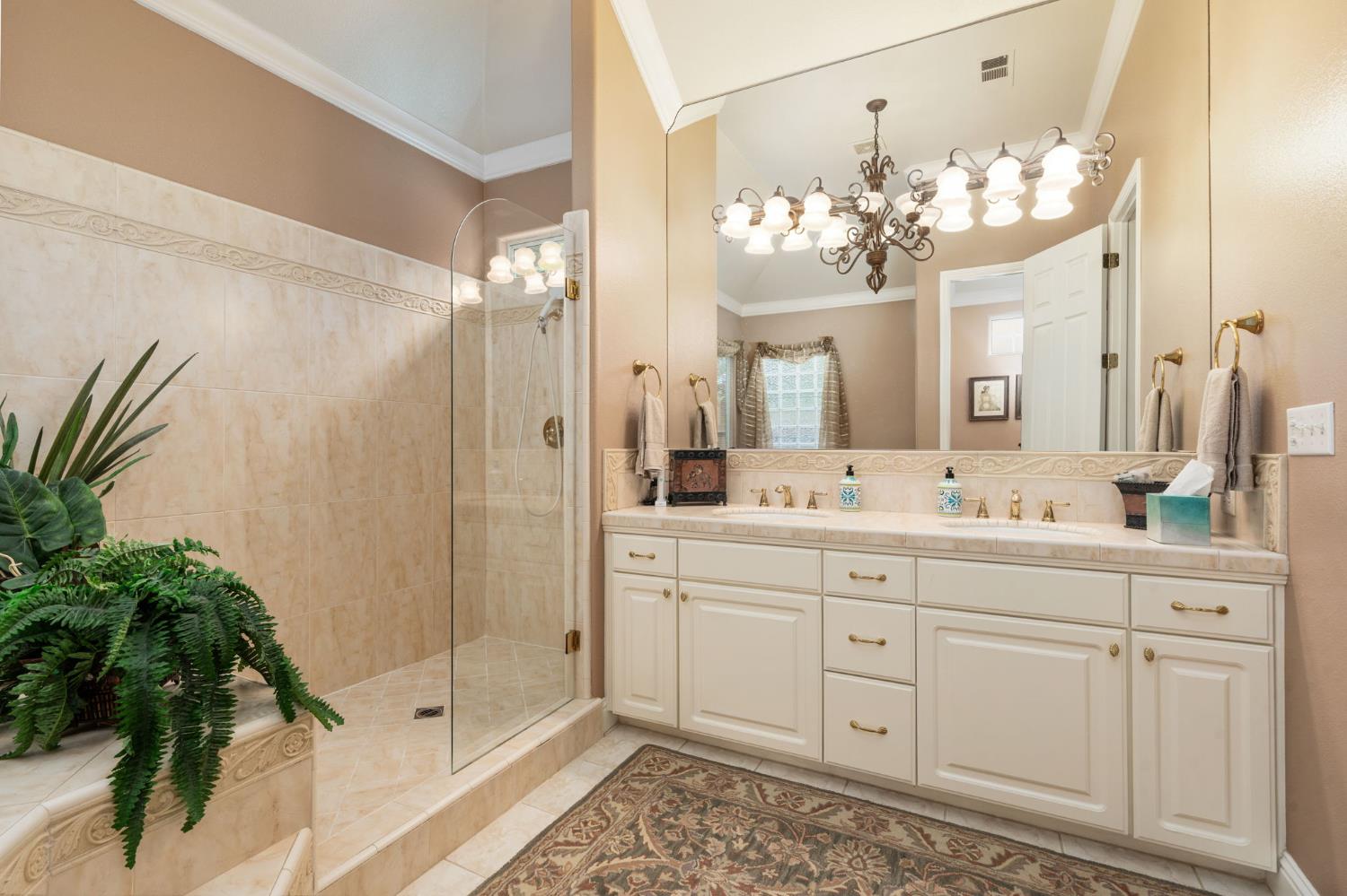 10532 N Medinah Cir, Fresno, CA 93730