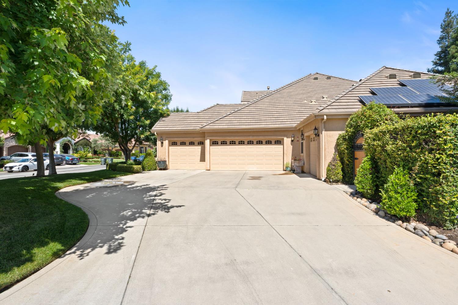 10532 N Medinah Cir, Fresno, CA 93730