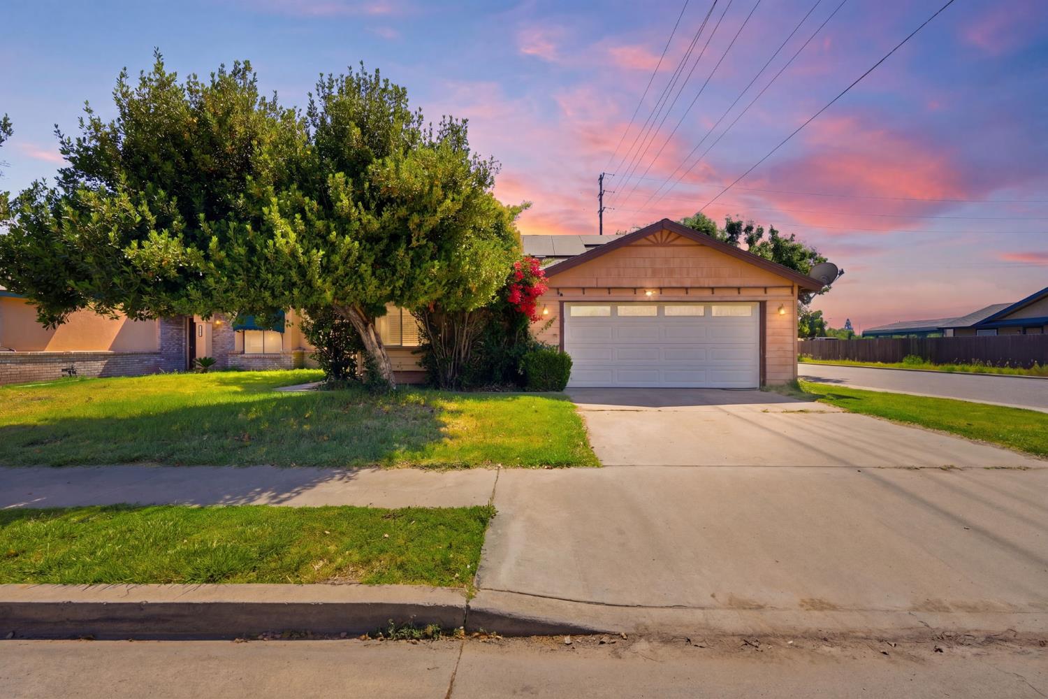 1008 N Manzanita St, Visalia, CA 93292