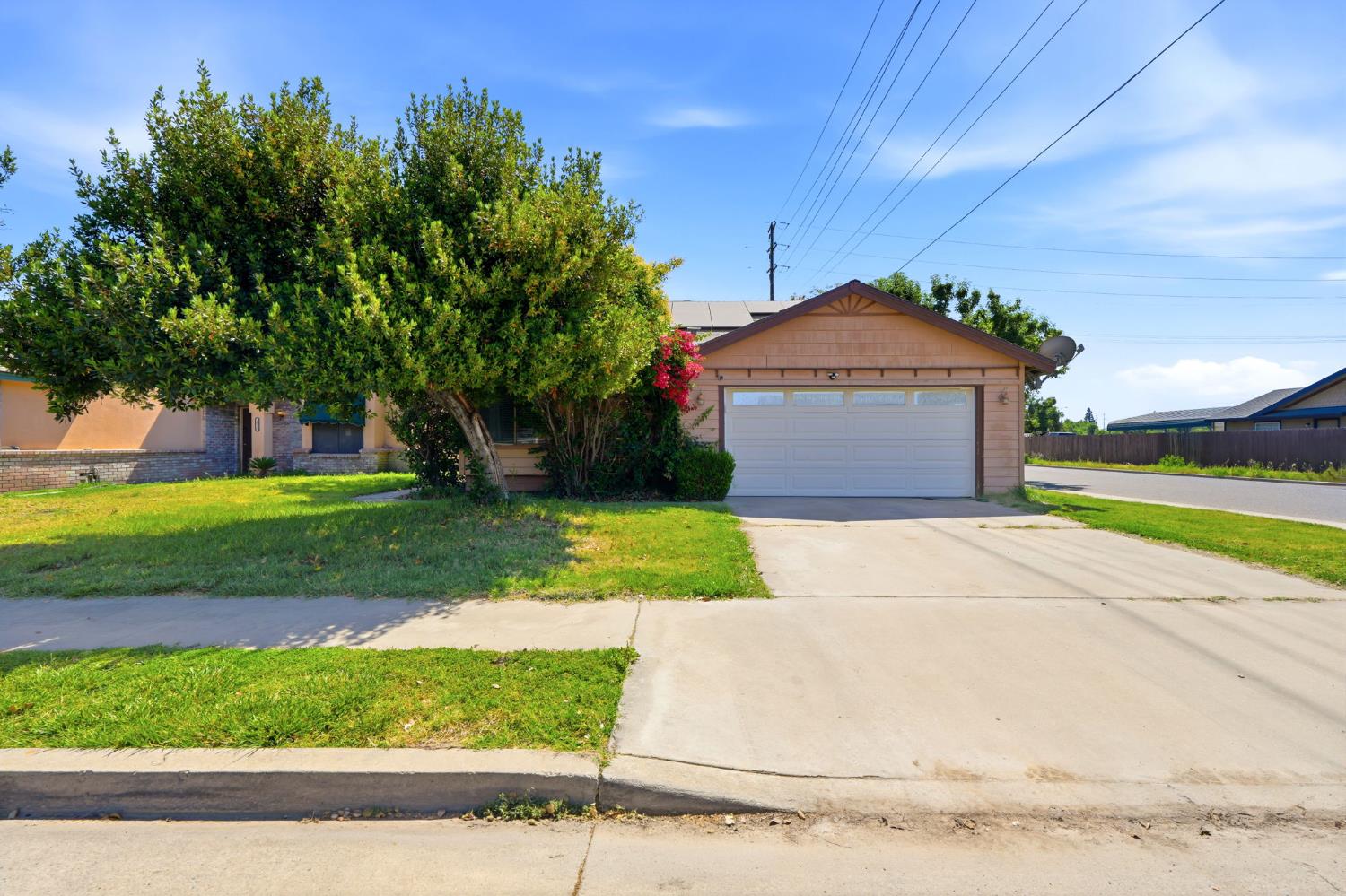 1008 N Manzanita St, Visalia, CA 93292