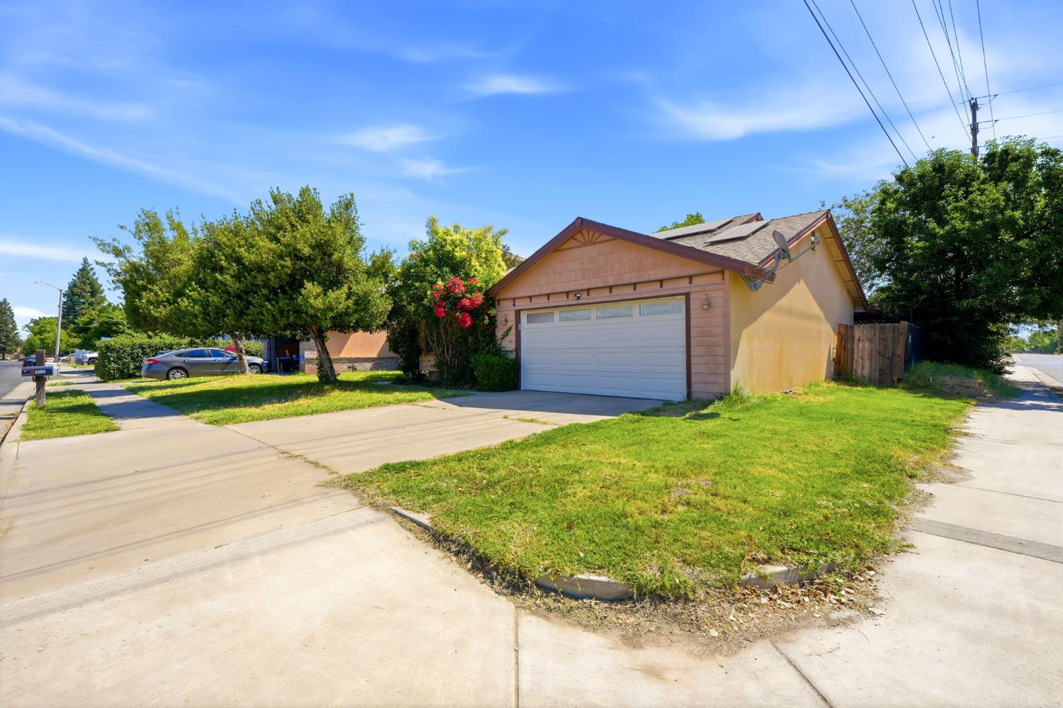 1008 N Manzanita St, Visalia, CA 93292