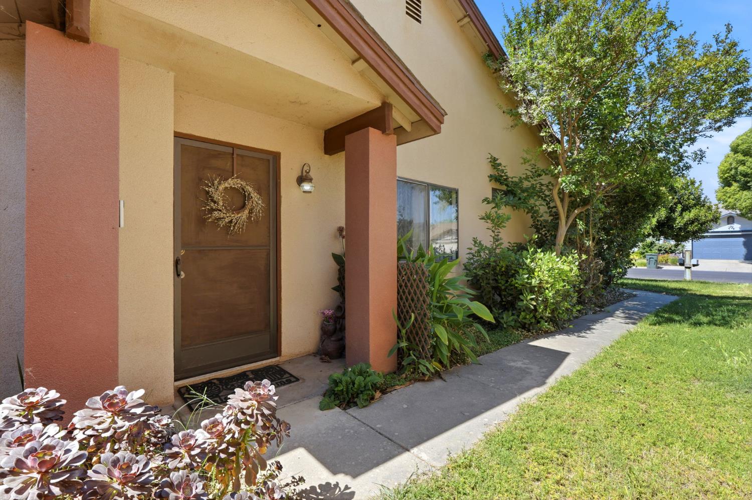 1008 N Manzanita St, Visalia, CA 93292