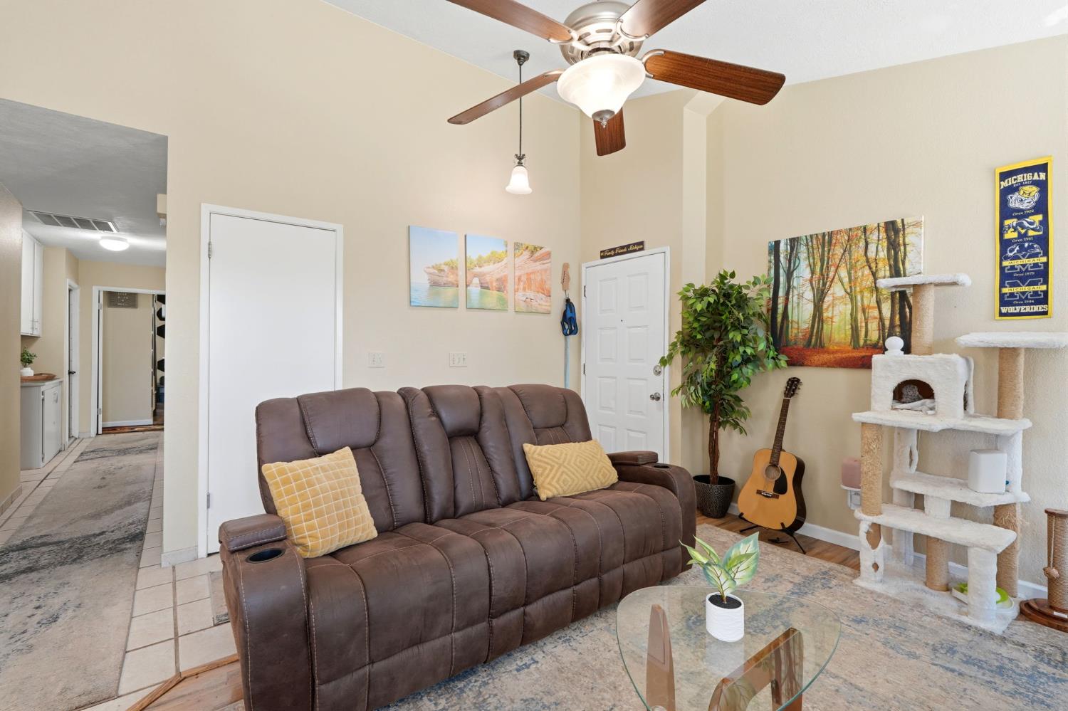 1008 N Manzanita St, Visalia, CA 93292