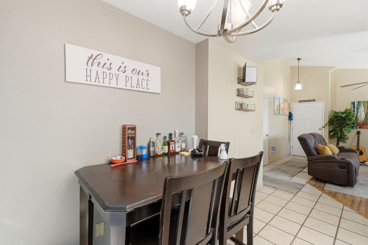 1008 N Manzanita St, Visalia, CA 93292