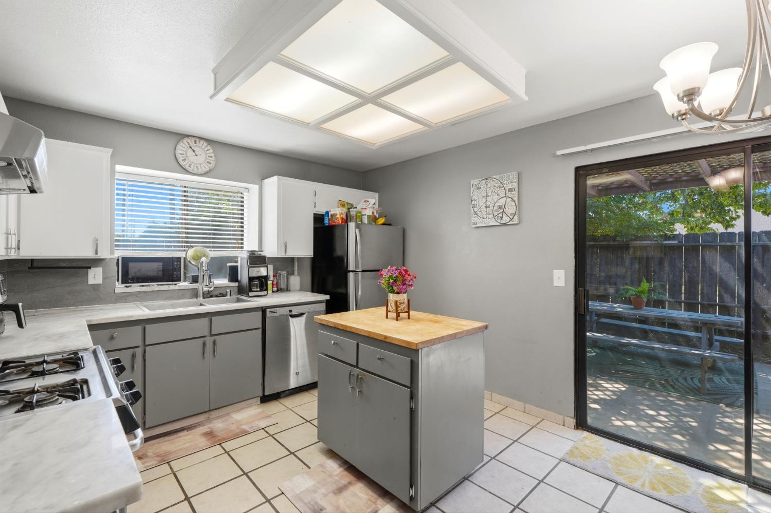 1008 N Manzanita St, Visalia, CA 93292