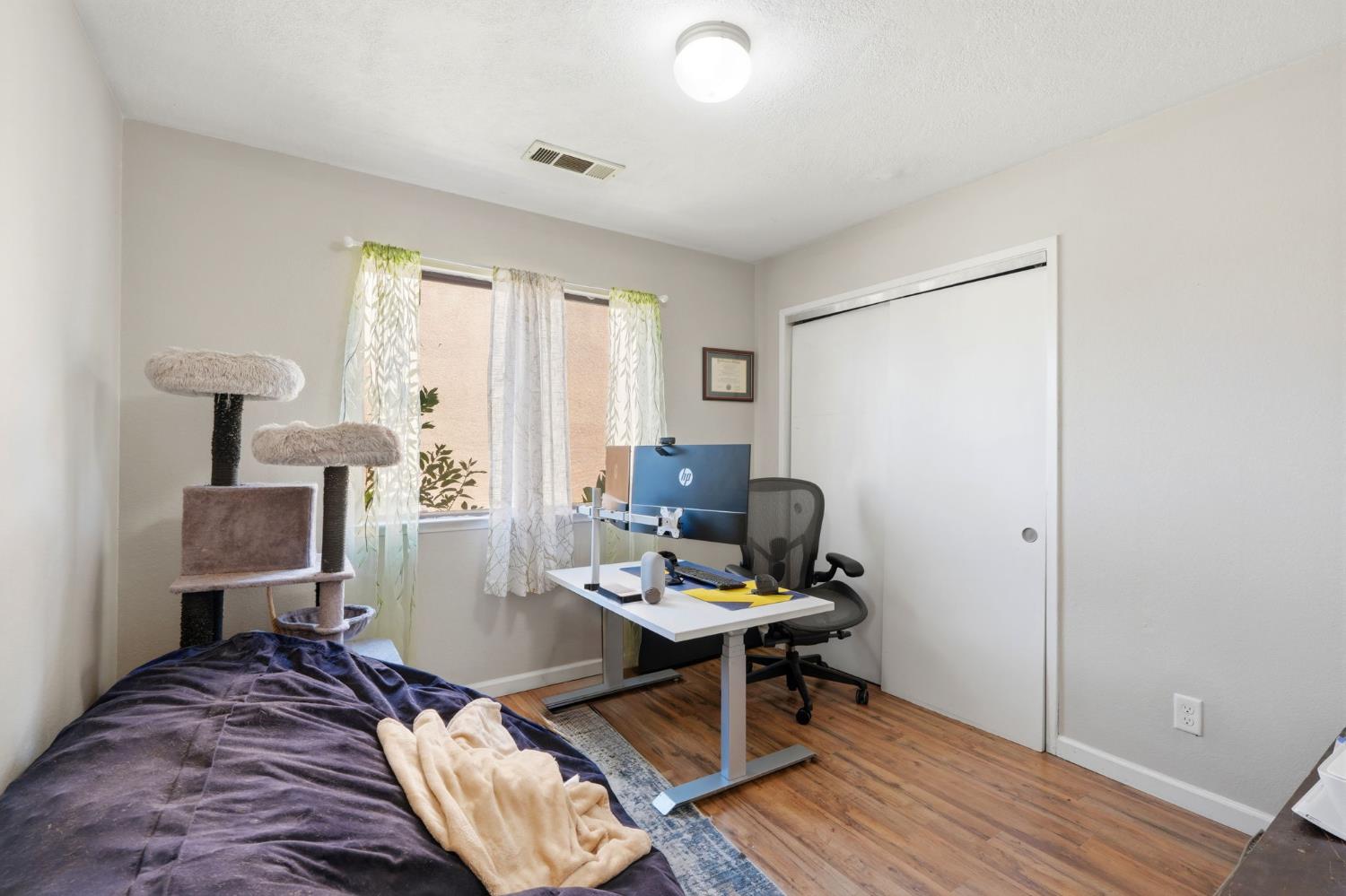 1008 N Manzanita St, Visalia, CA 93292