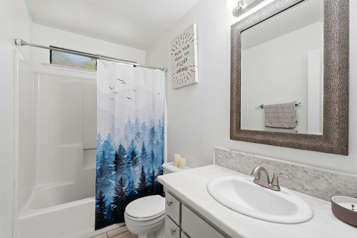1008 N Manzanita St, Visalia, CA 93292