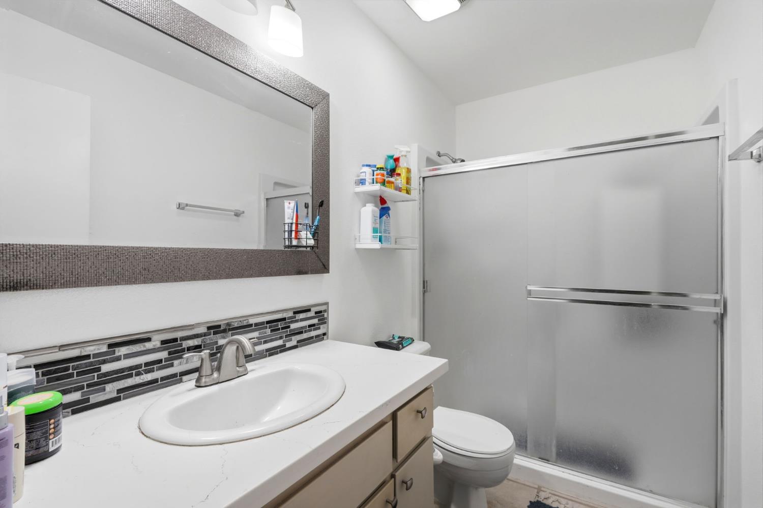 1008 N Manzanita St, Visalia, CA 93292