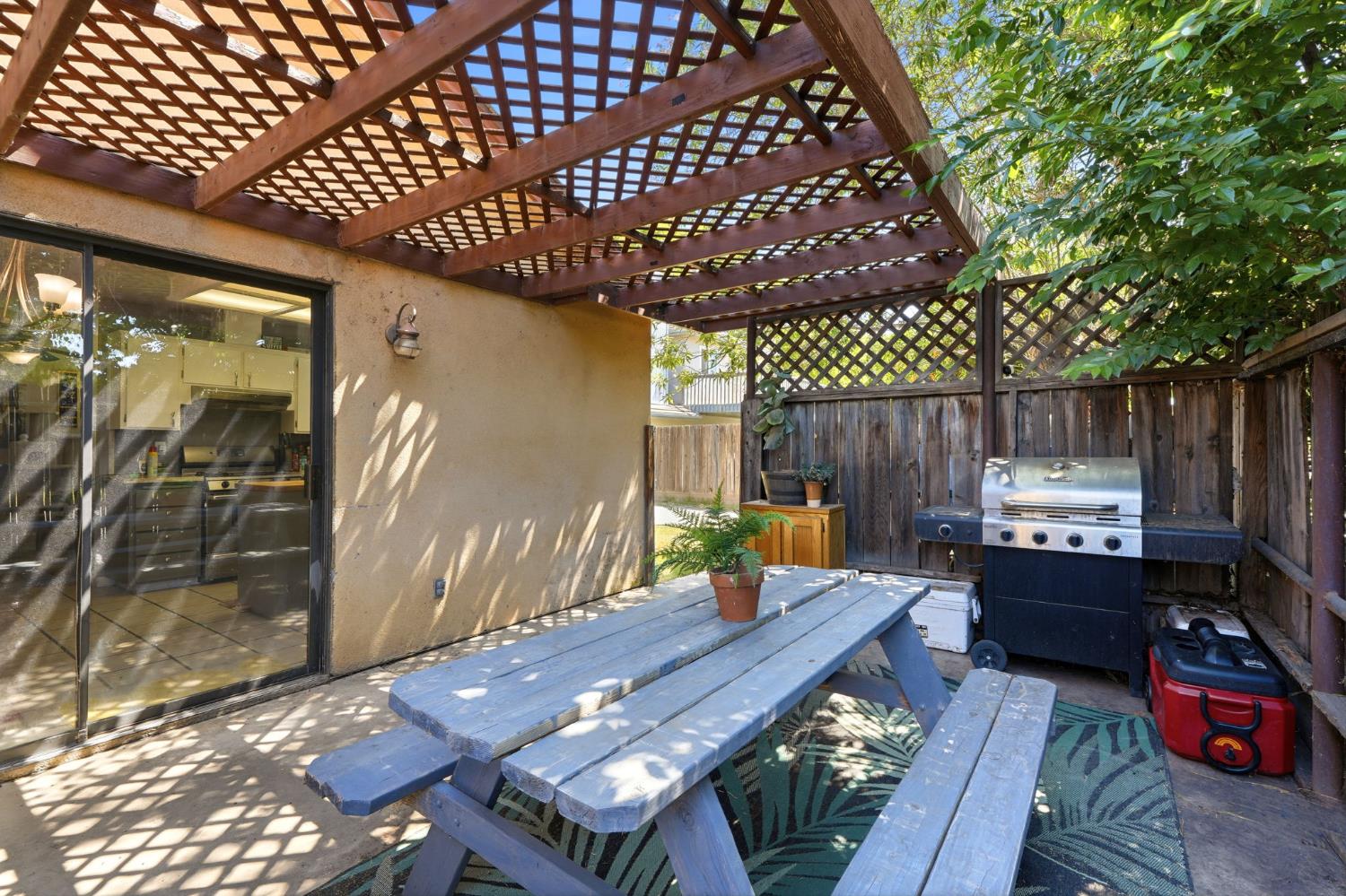 1008 N Manzanita St, Visalia, CA 93292