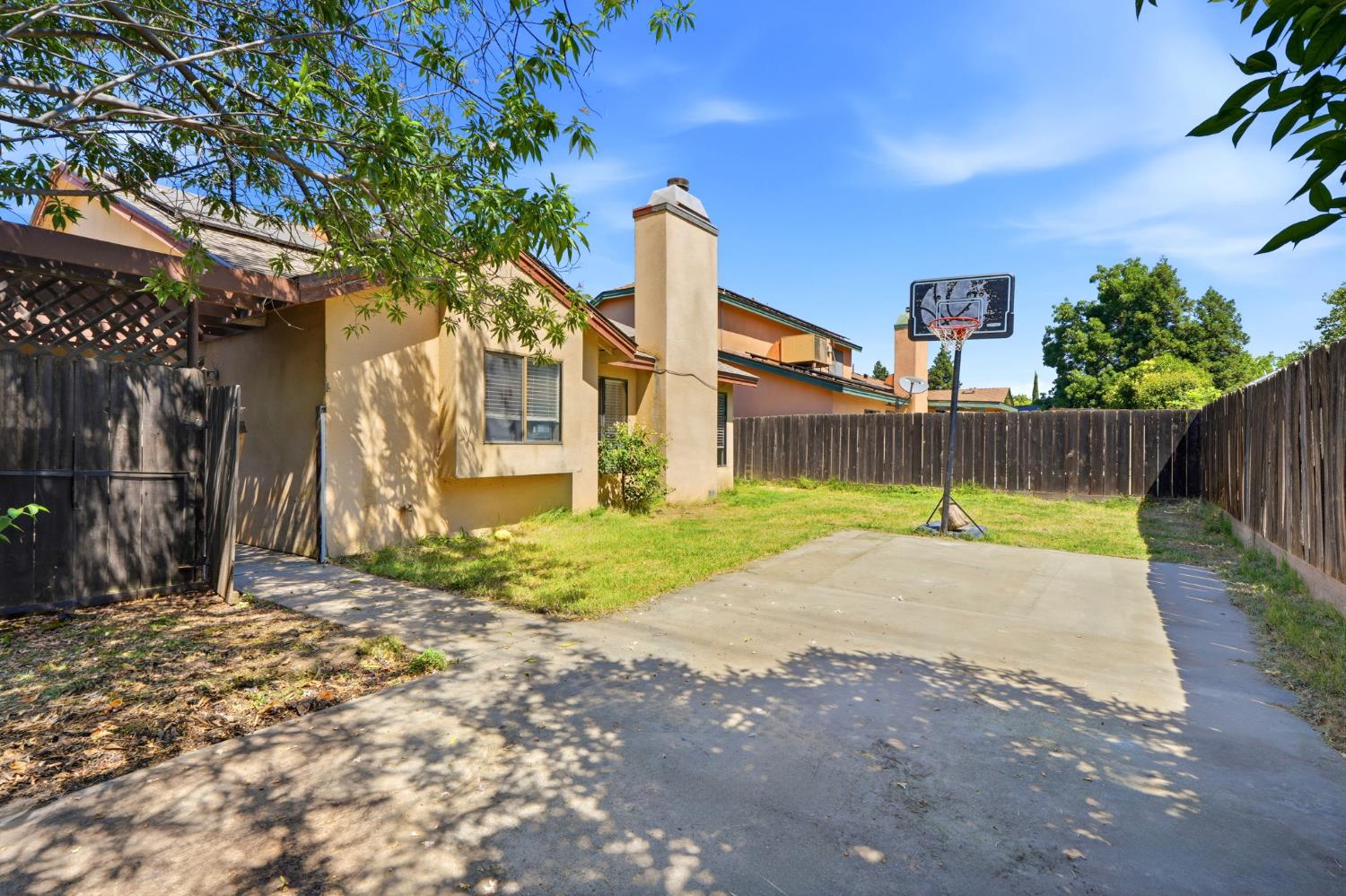 1008 N Manzanita St, Visalia, CA 93292