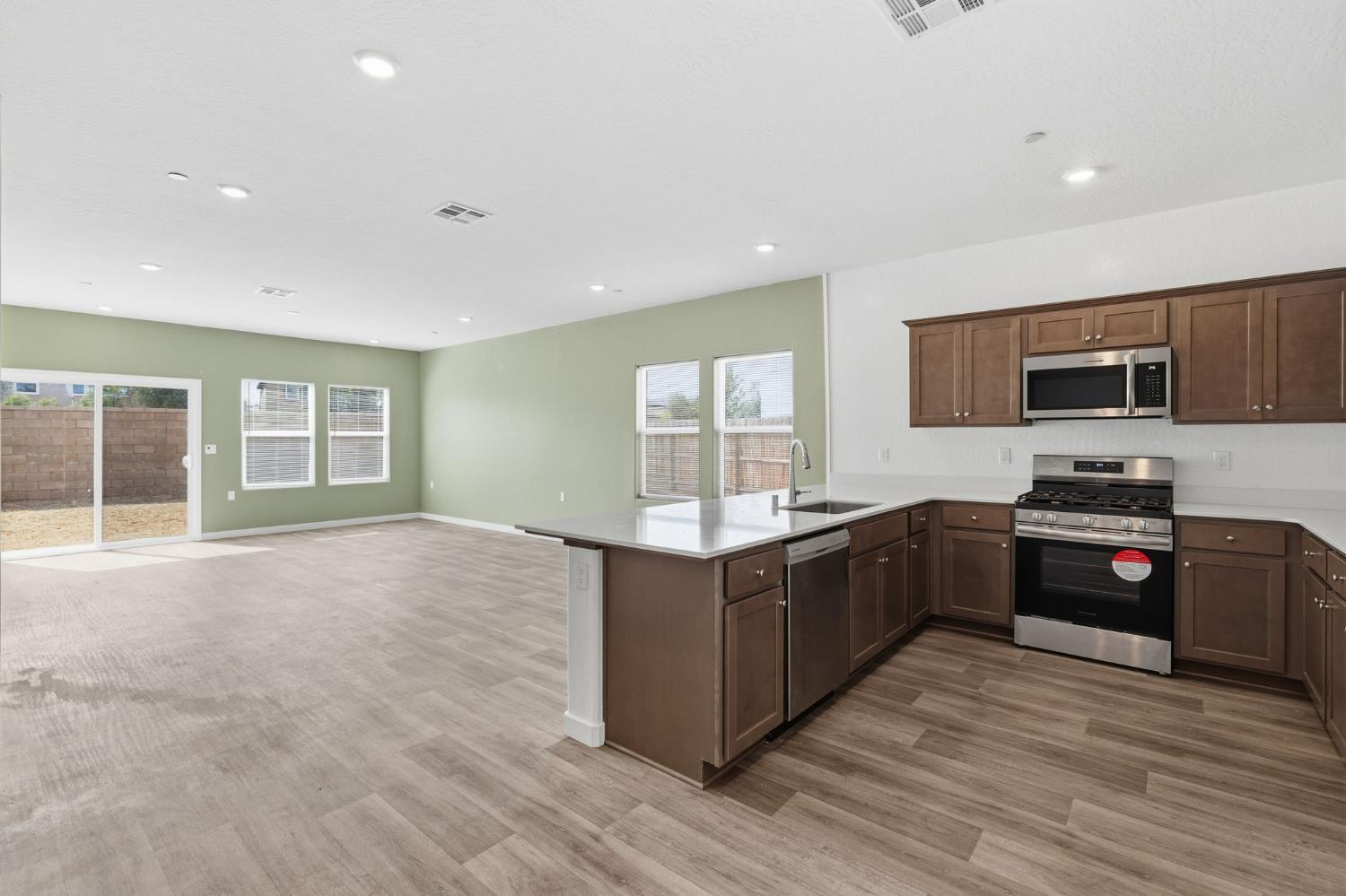 802 Atlantica Dr S, Madera, CA 93636