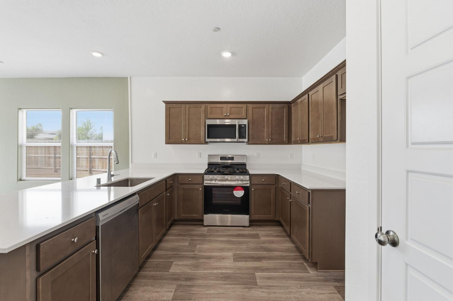 802 Atlantica Dr S, Madera, CA 93636