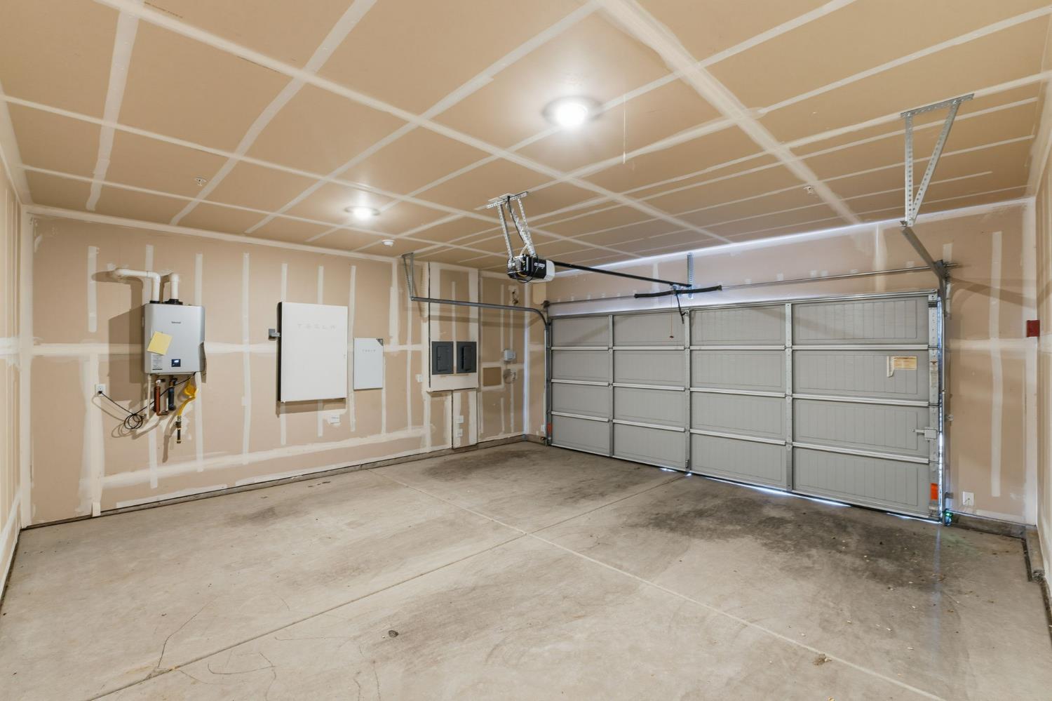 802 Atlantica Dr S, Madera, CA 93636